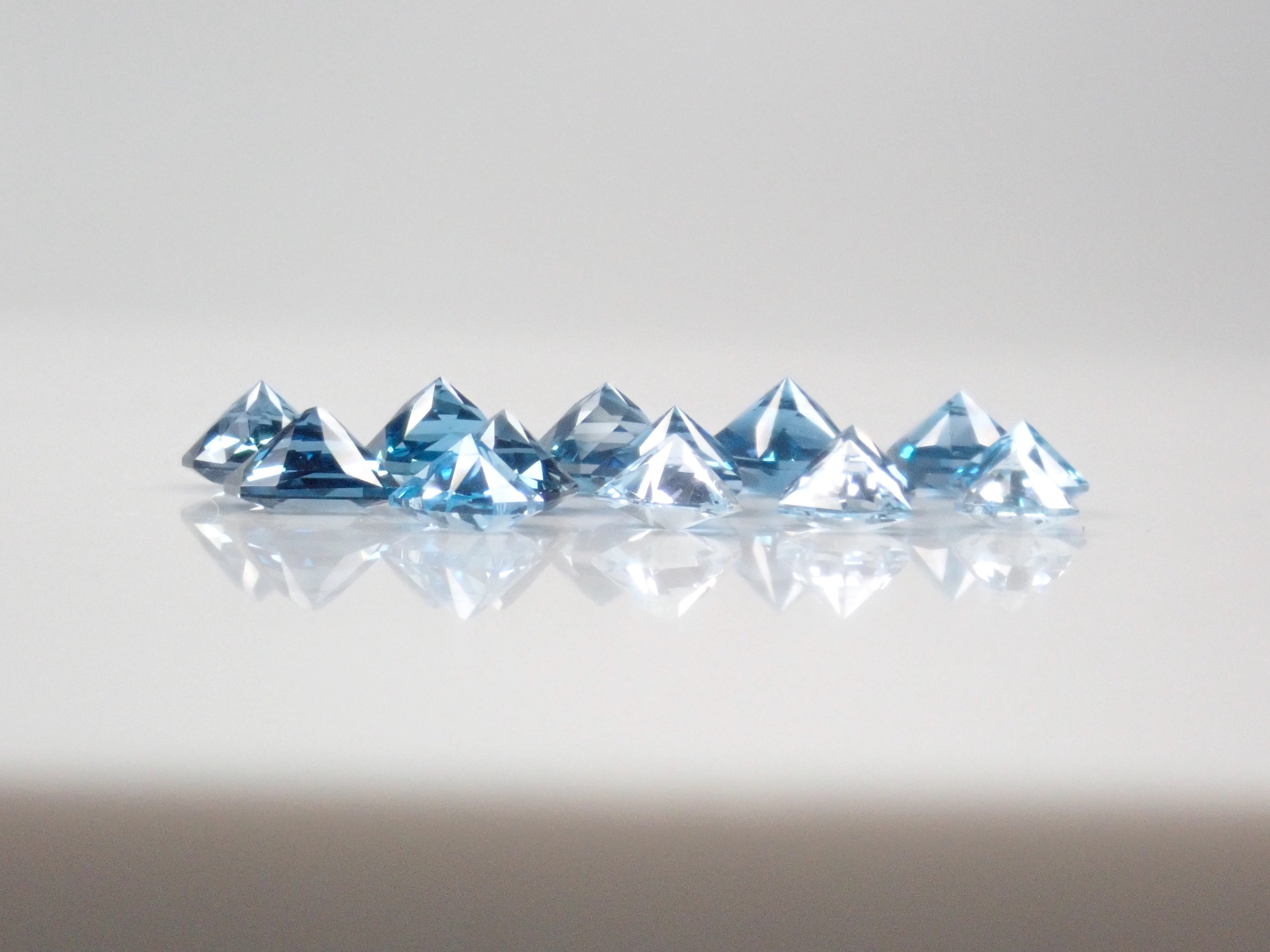 【1/11 22時販売】《限定13石》甲州貴石切子《月型切子》のブルートパーズ10ctを含むブルートパーズガチャ1石ルース《複数購入割引有》