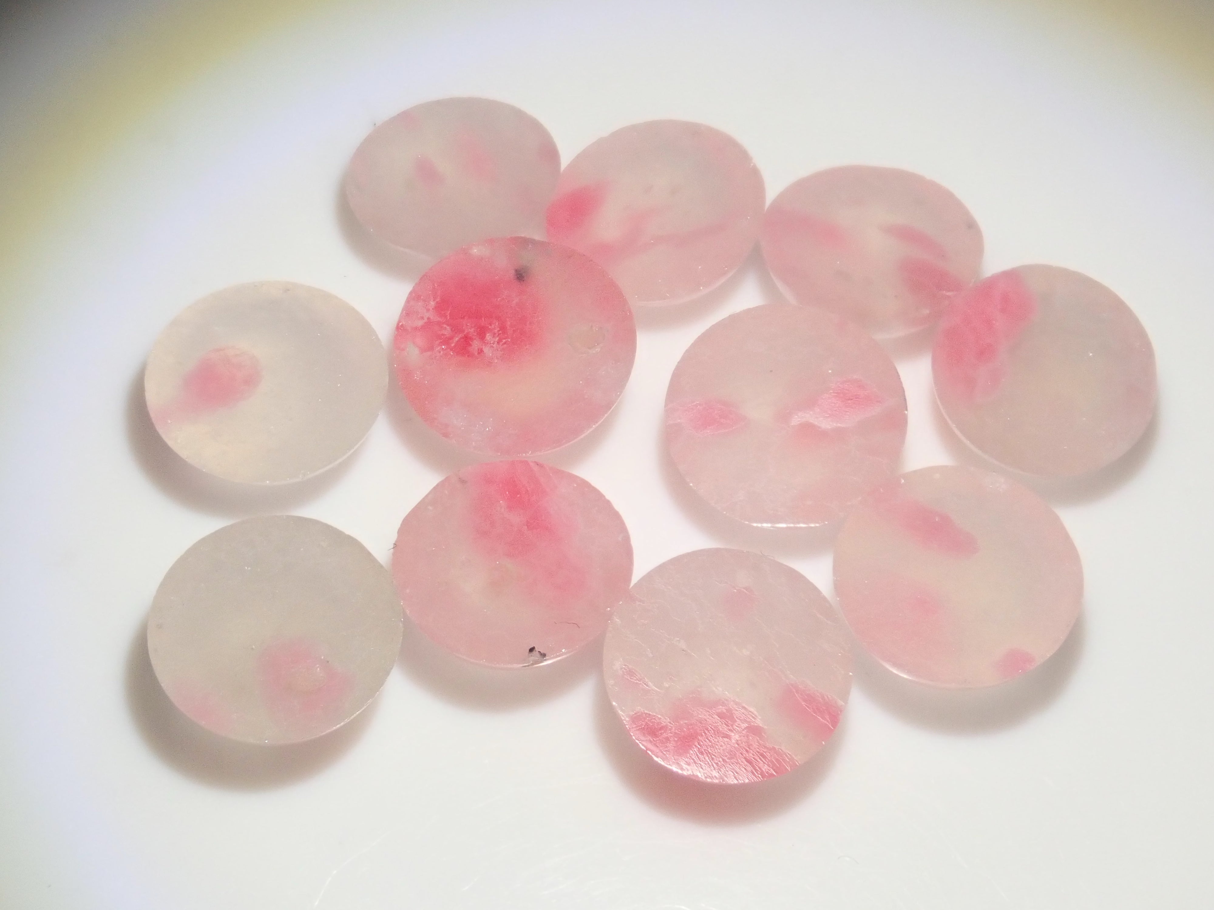 限量11顆寶石:巴西薔薇輝石石英(凸圓形,7.5-8.5毫米)1顆散石。多件購買可享折扣。