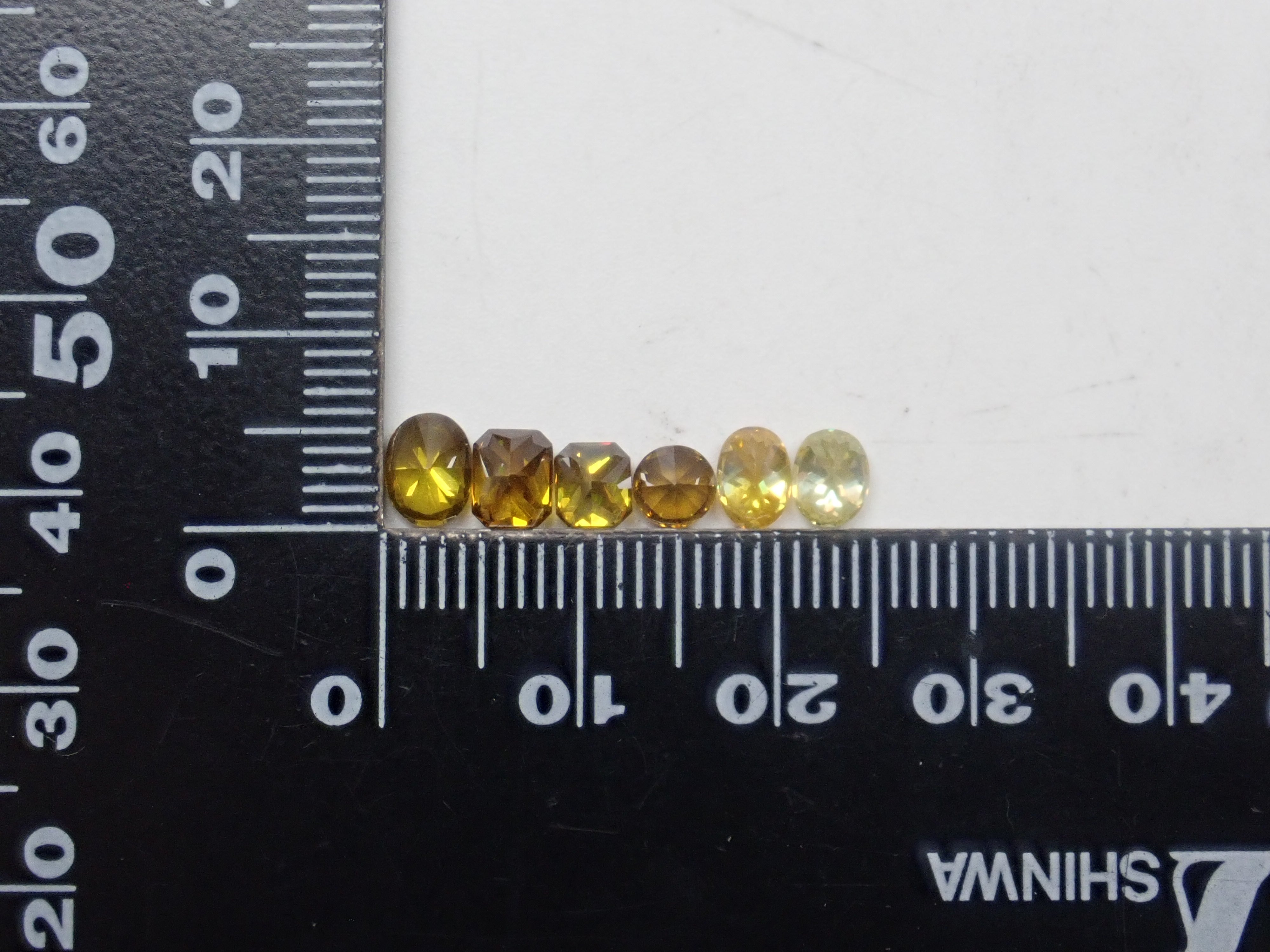 限量 21 顆寶石:1 顆西班牙閃鋅礦裸石(刻面切割,平均 0.60 克拉)可享多次購買折扣