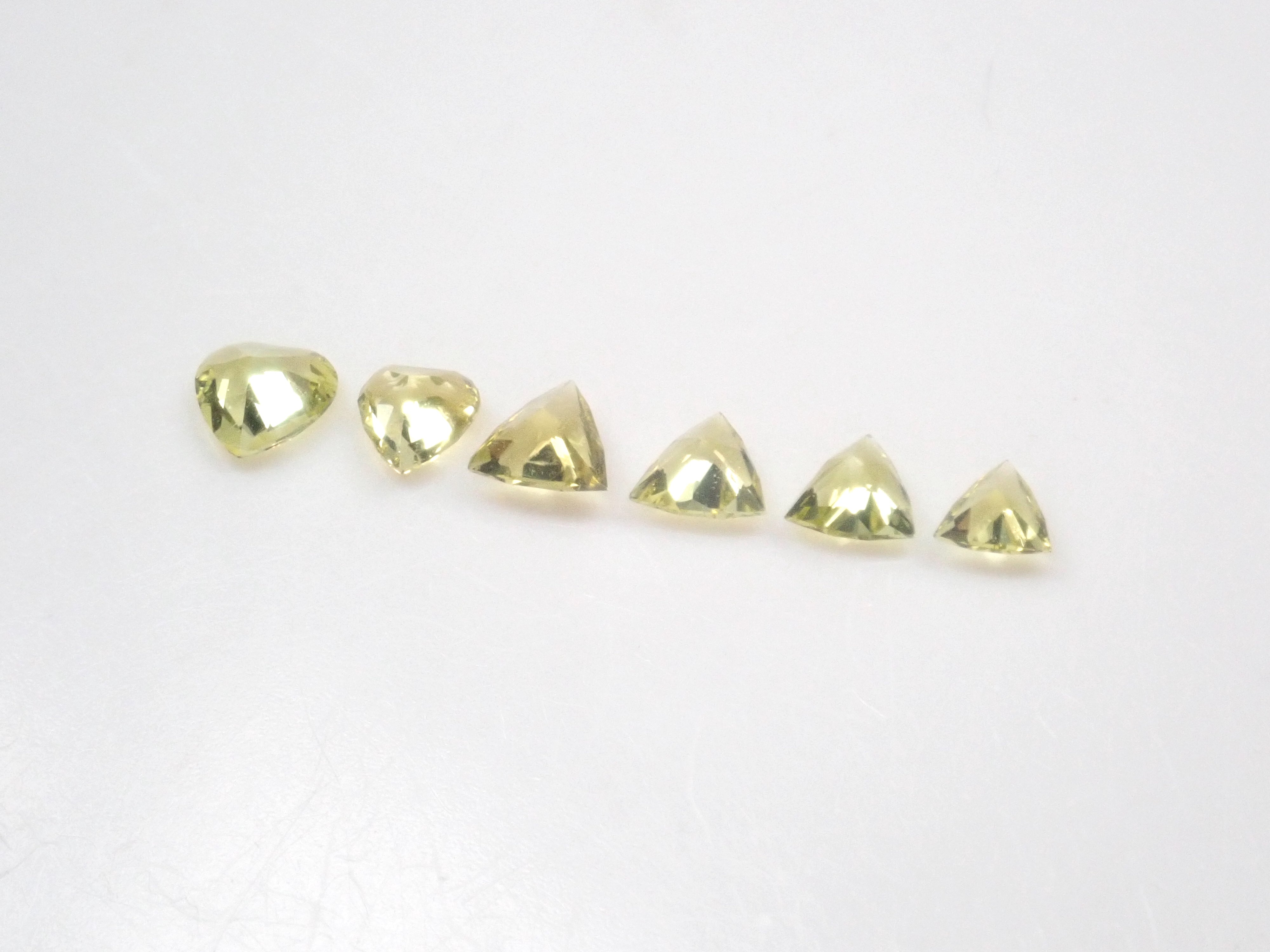 限量6顆寶石:一顆產自莫三比克的金絲雀黃碧璽。多件購買可享折扣。