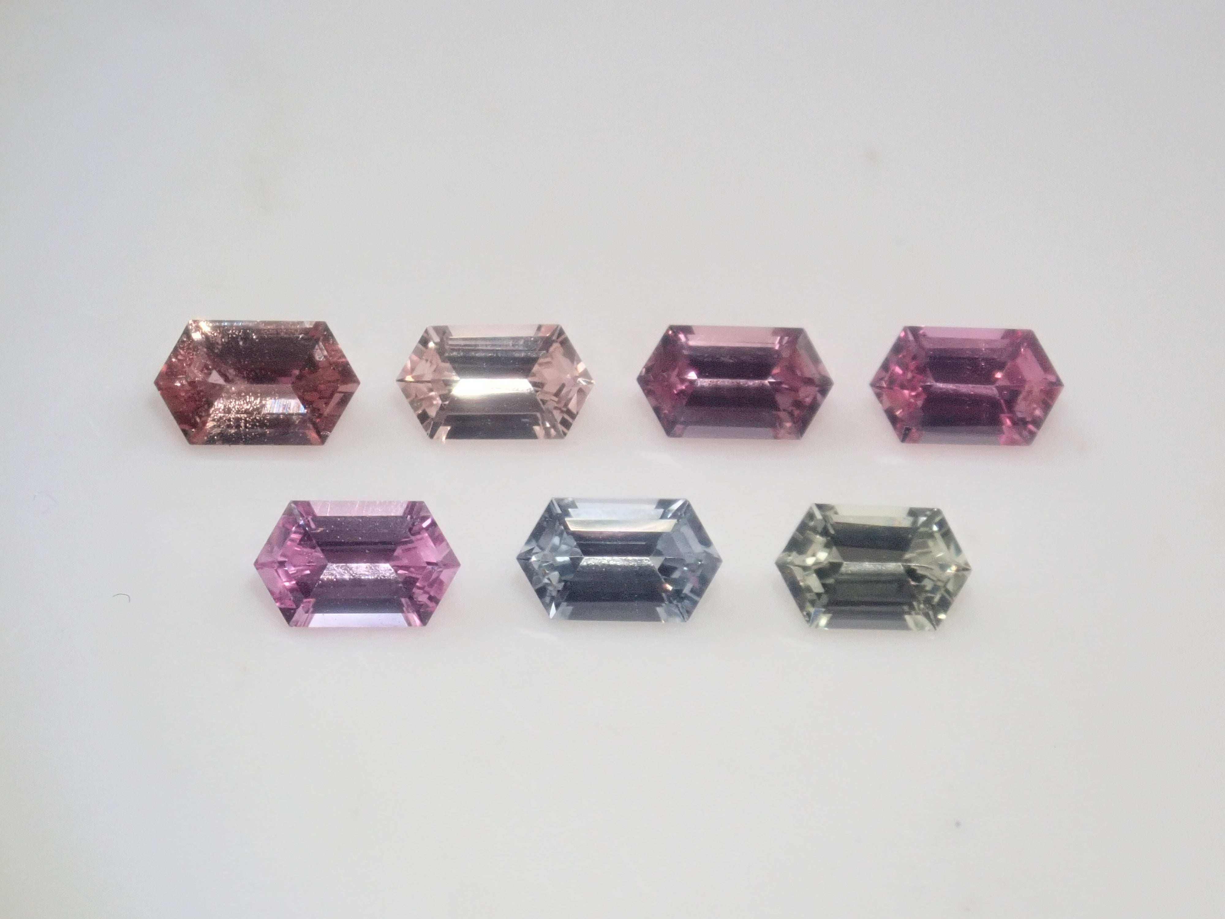 【9/6 22時販売】《限定7石》マダガスカル産サファイア1石ルース(ロングヘキサゴナルカット,約5×3mm)《複数購入割引有》