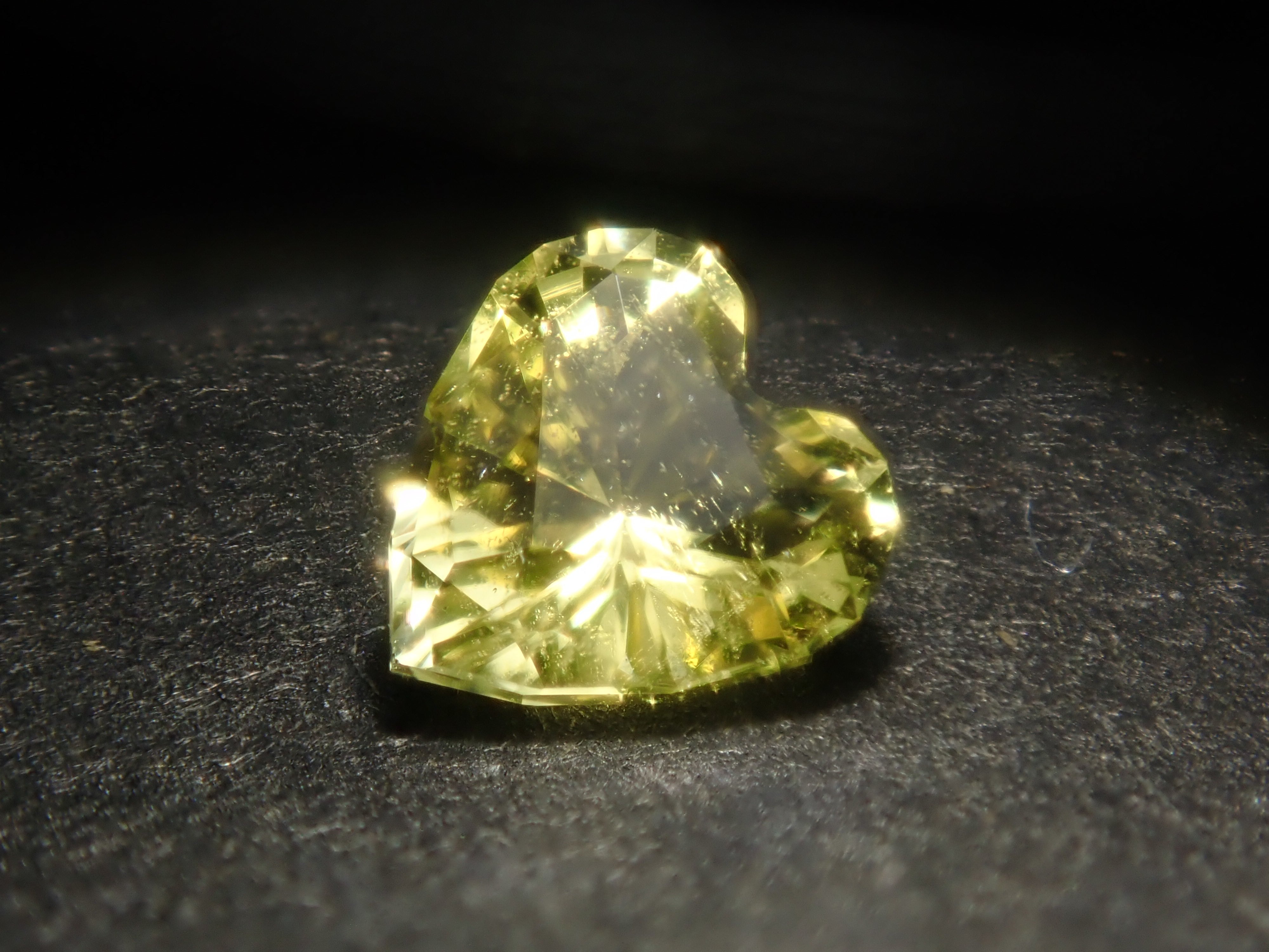 限量6顆寶石:一顆產自莫三比克的金絲雀黃碧璽。多件購買可享折扣。