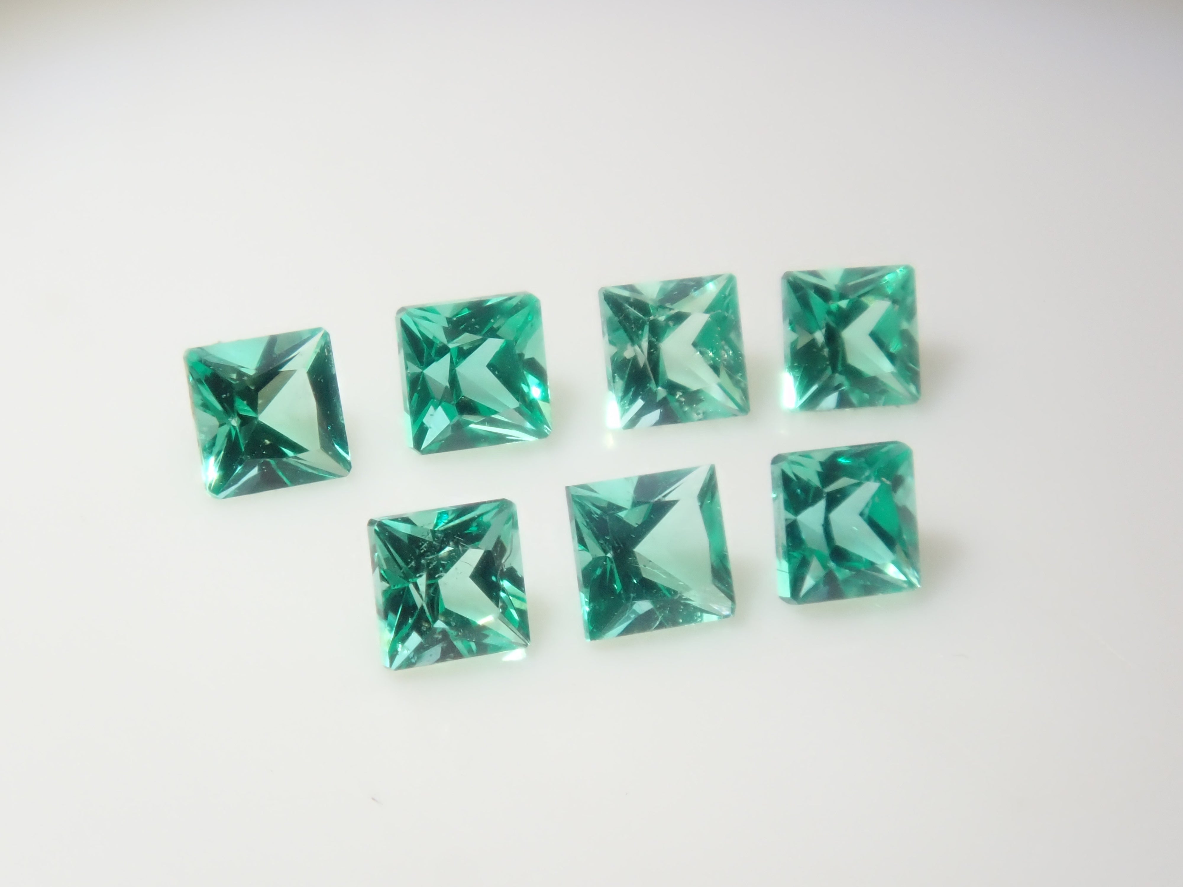 【9/5 22時販売】《限定7石》ロシア産ノンオイルエメラルド1石ルース(1.6-1.7mm,プリンセスカット)《複数購入割引有》