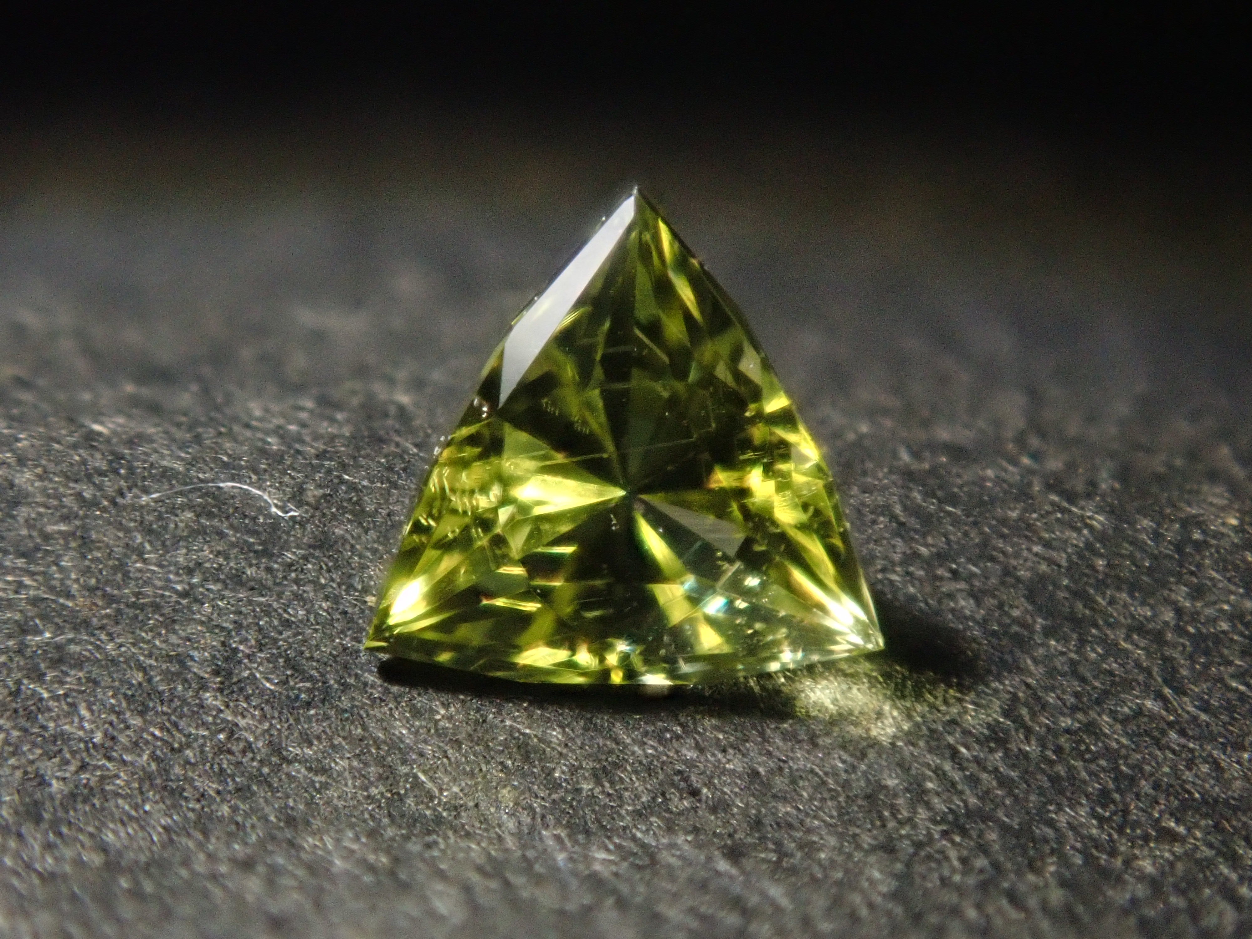 限量6顆寶石:一顆產自莫三比克的金絲雀黃碧璽。多件購買可享折扣。