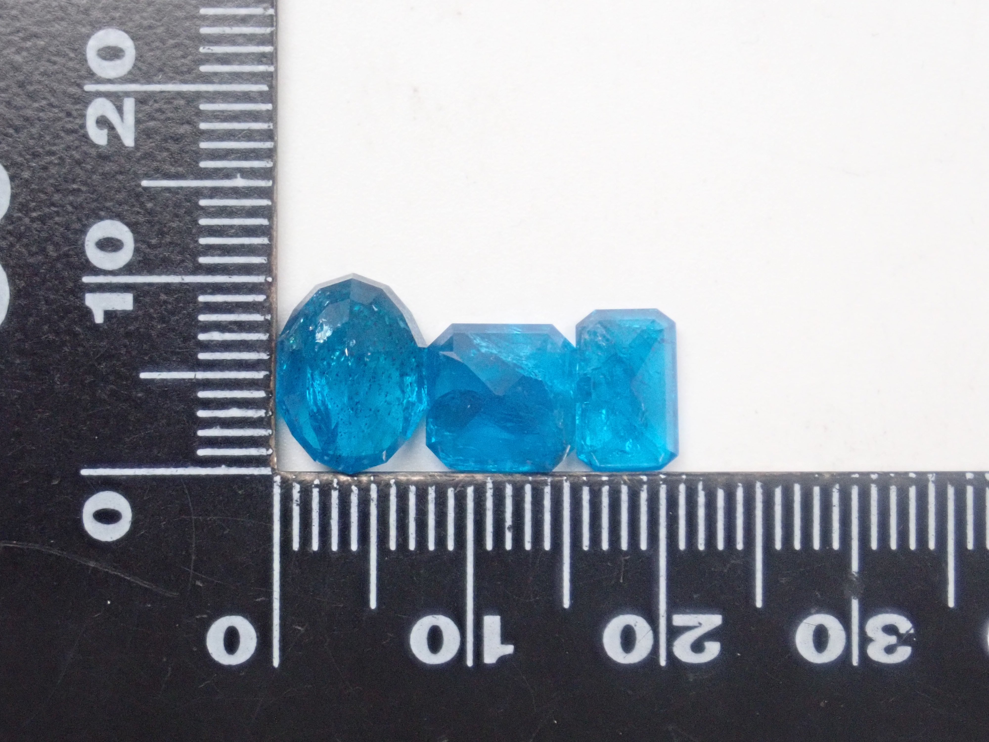 限量 3 顆寶石:1 顆來自馬達加斯加的霓虹藍色磷灰石裸石(Sangé 切割)可享多次購買折扣