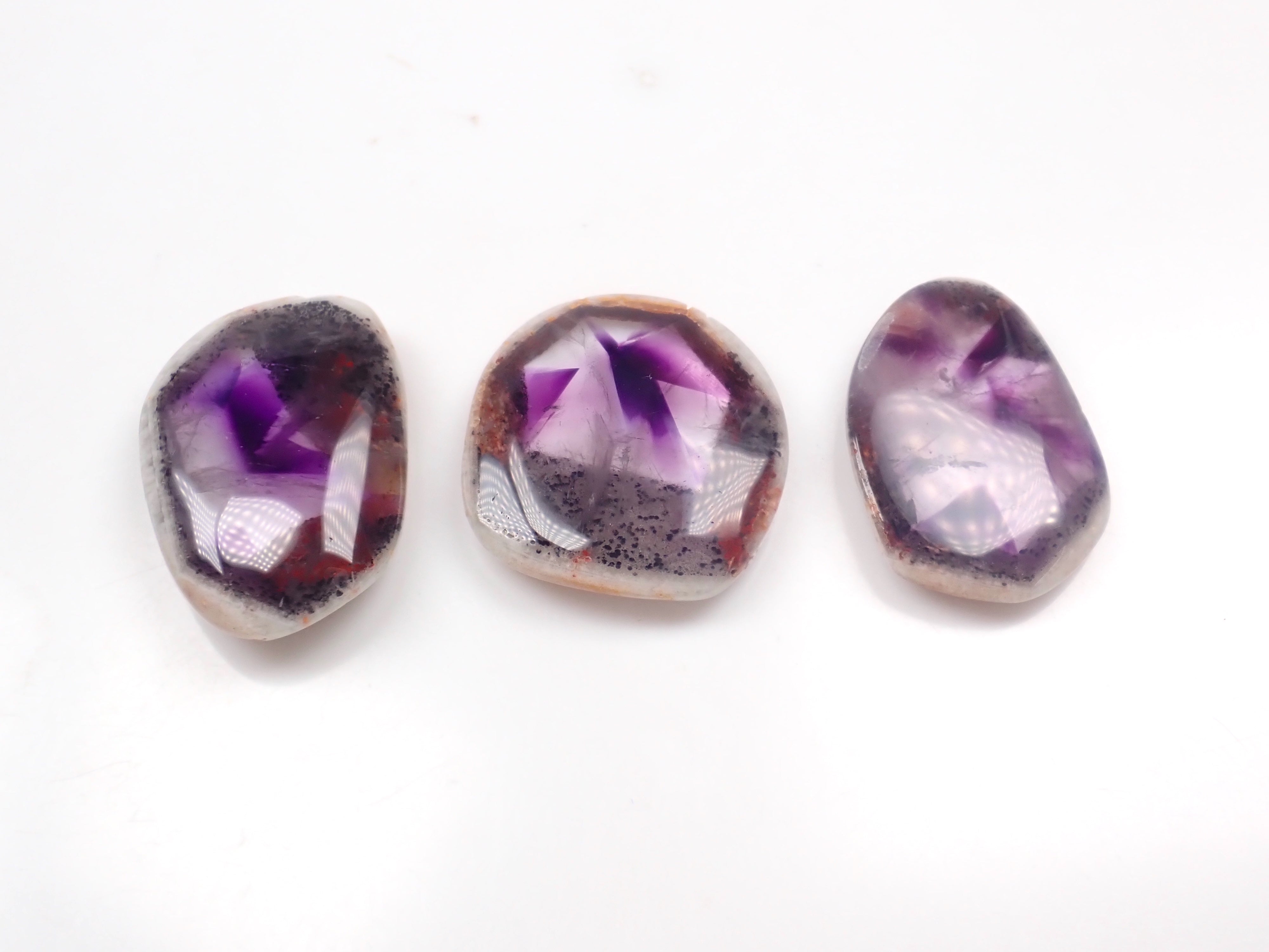 限量 3 顆寶石:巴西特拉皮切紫水晶(含母石) 1 顆裸石(平均 33 克拉,二月誕生石) 可享多顆購買折扣