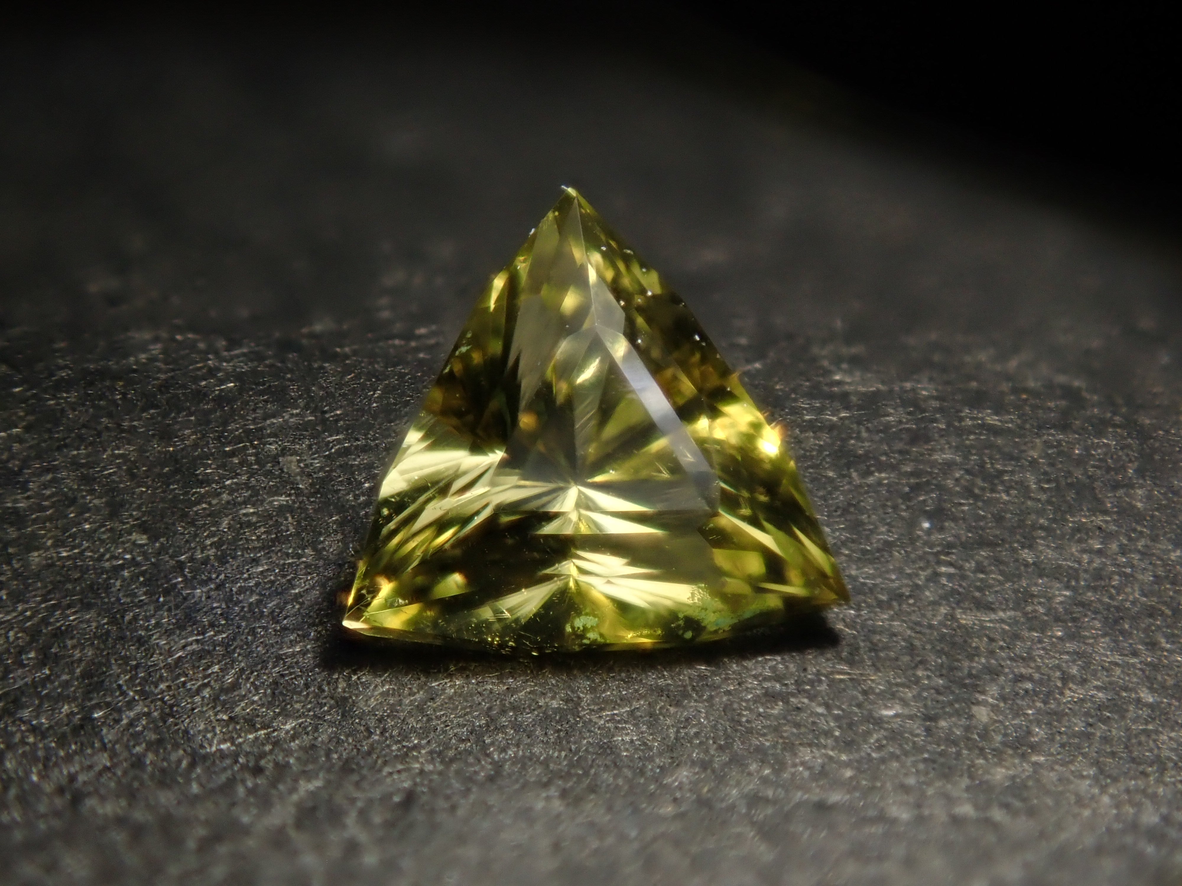 限量6顆寶石:一顆產自莫三比克的金絲雀黃碧璽。多件購買可享折扣。