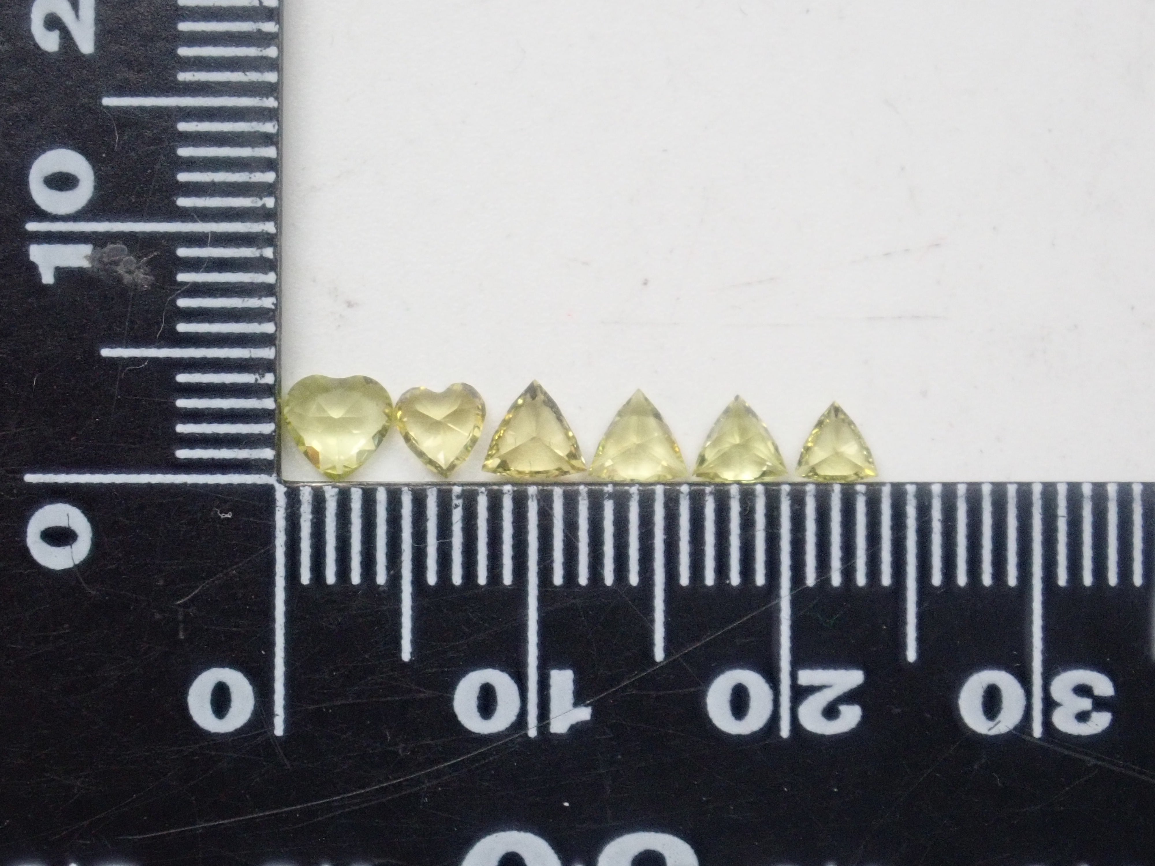限量6顆寶石:一顆產自莫三比克的金絲雀黃碧璽。多件購買可享折扣。