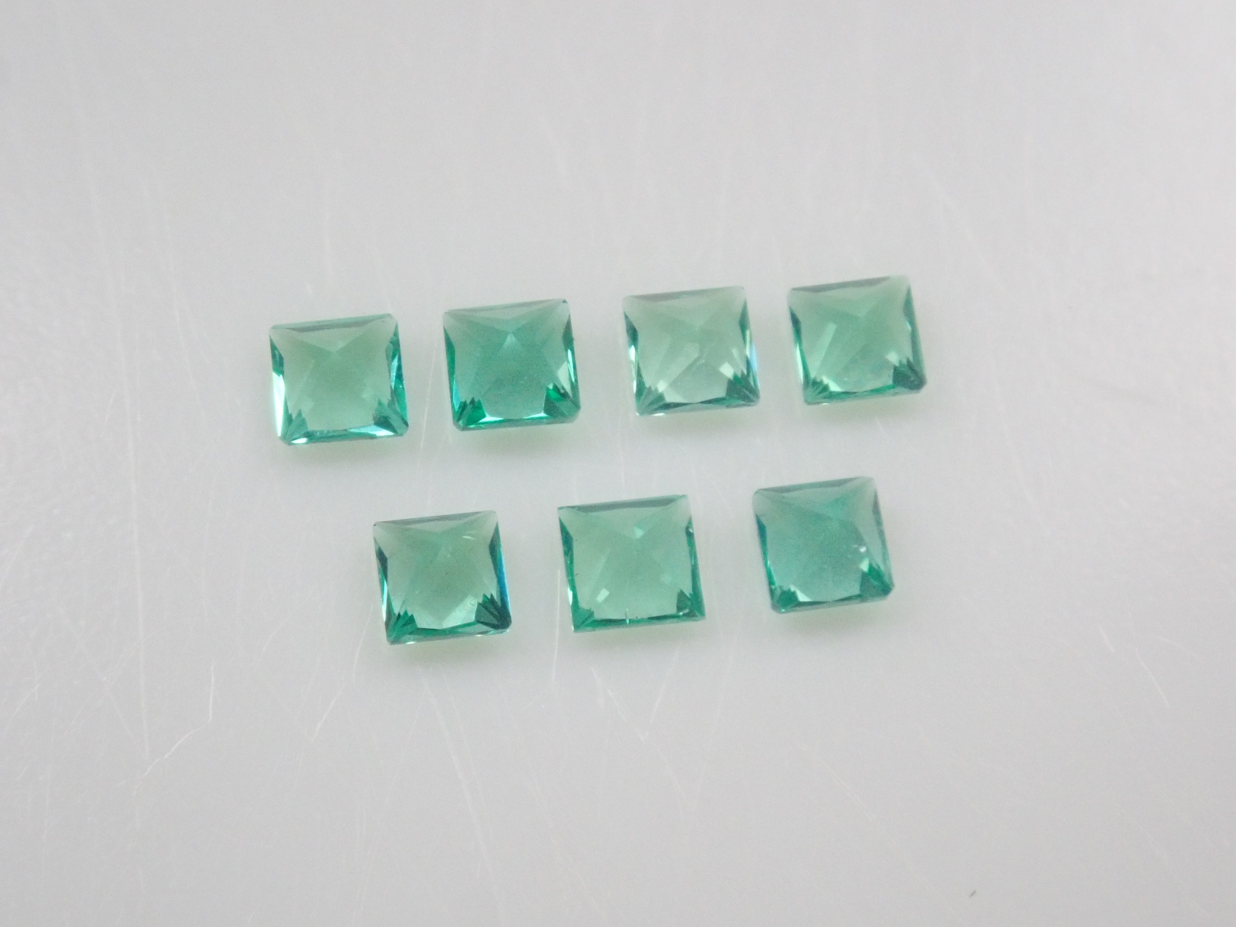 【9/5 22時販売】《限定7石》ロシア産ノンオイルエメラルド1石ルース(1.6-1.7mm,プリンセスカット)《複数購入割引有》