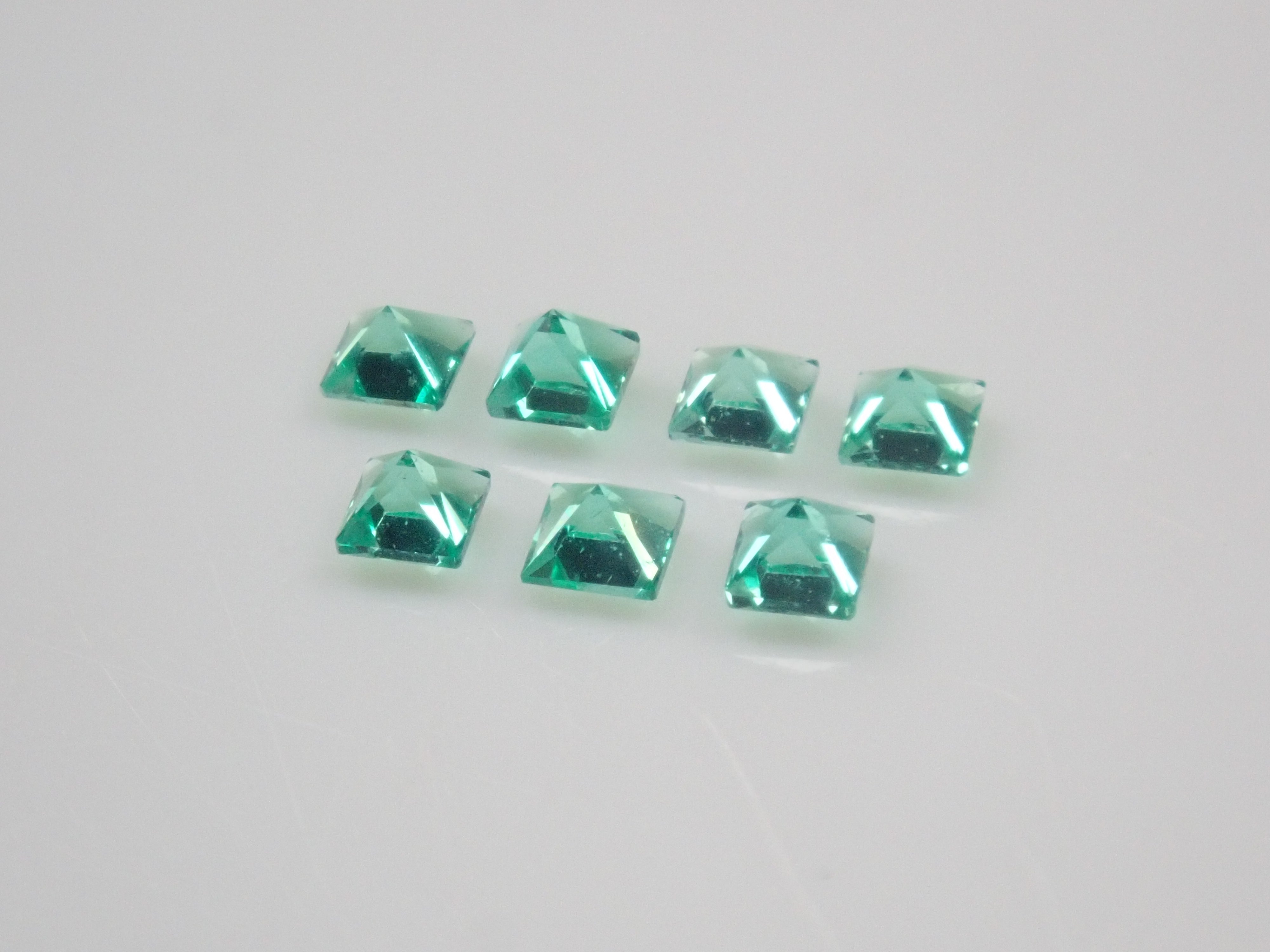 【9/5 22時販売】《限定7石》ロシア産ノンオイルエメラルド1石ルース(1.6-1.7mm,プリンセスカット)《複数購入割引有》