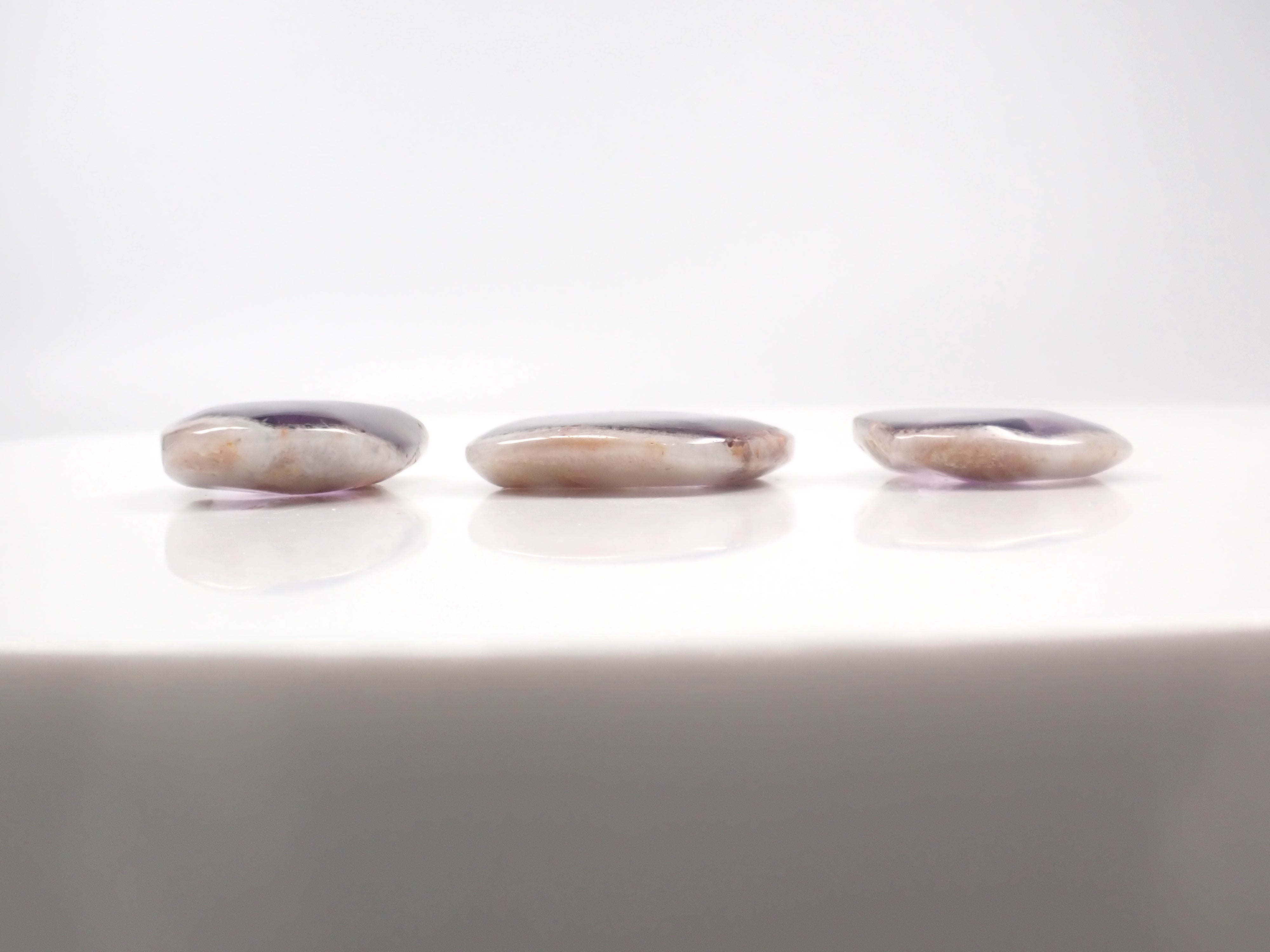 限量 3 顆寶石:巴西特拉皮切紫水晶(含母石) 1 顆裸石(平均 33 克拉,二月誕生石) 可享多顆購買折扣