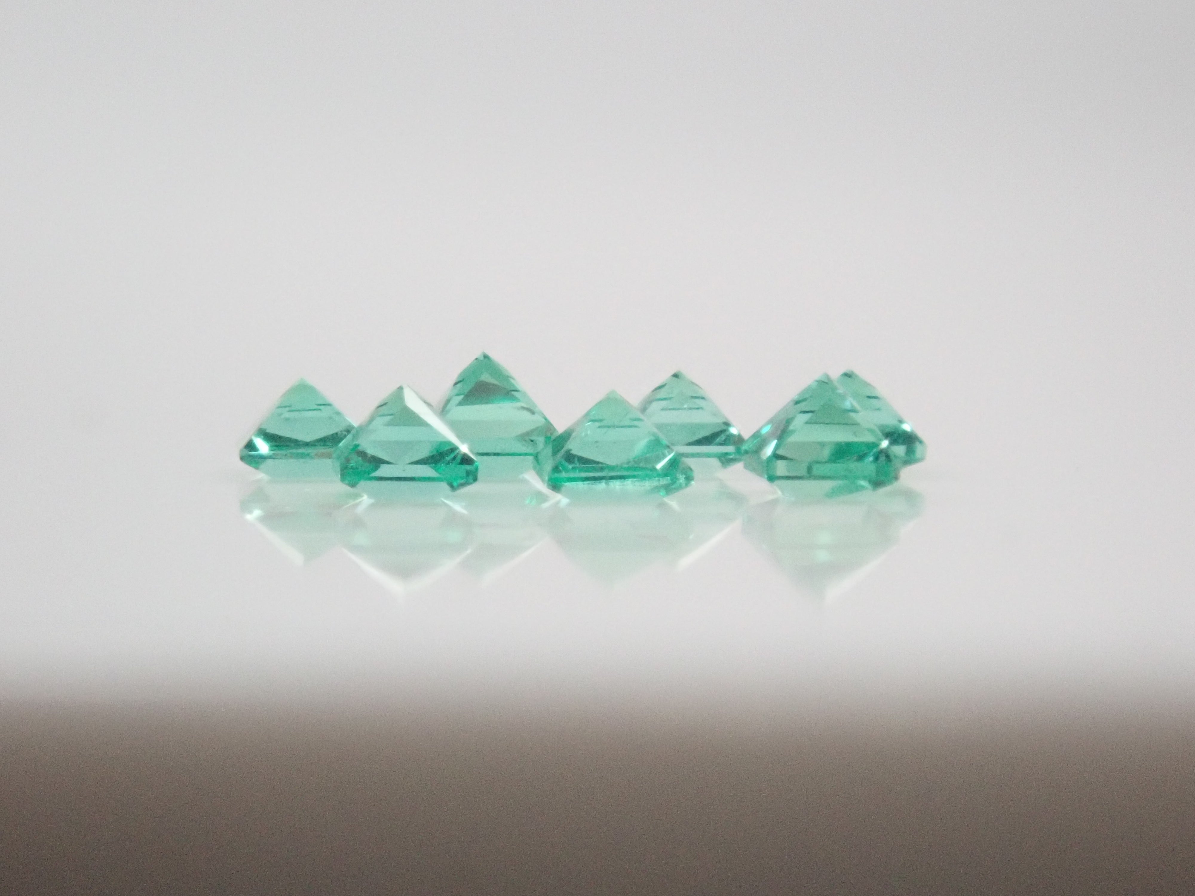 【9/5 22時販売】《限定7石》ロシア産ノンオイルエメラルド1石ルース(1.6-1.7mm,プリンセスカット)《複数購入割引有》