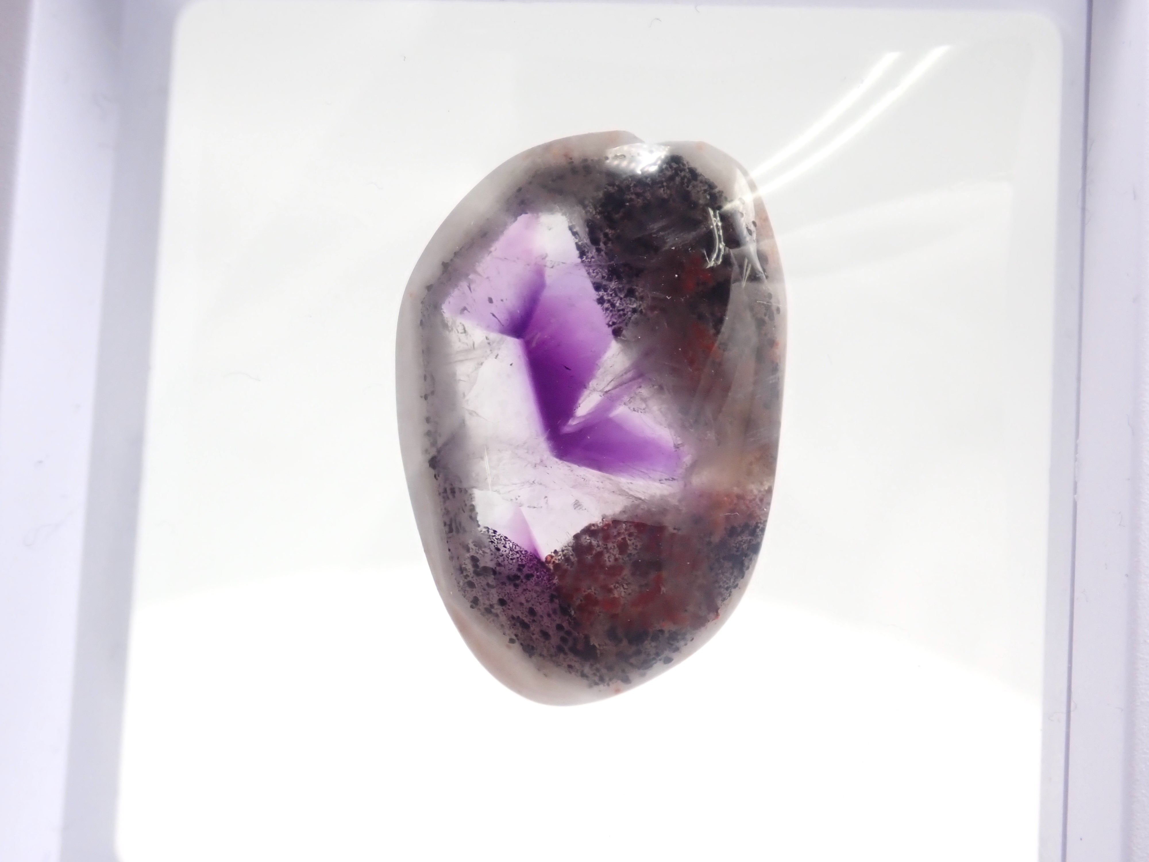 限量 3 顆寶石:巴西特拉皮切紫水晶(含母石) 1 顆裸石(平均 33 克拉,二月誕生石) 可享多顆購買折扣