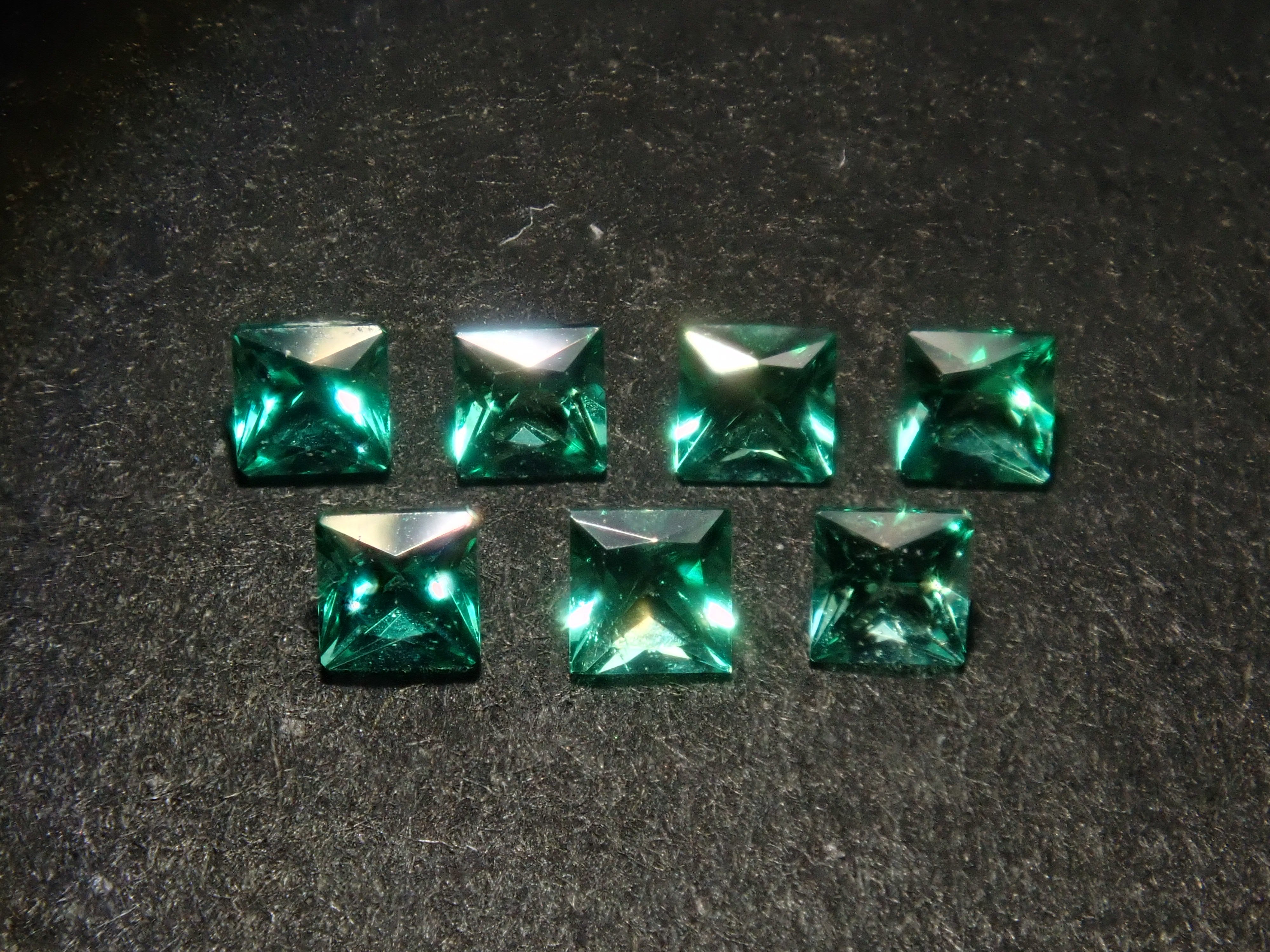 【9/5 22時販売】《限定7石》ロシア産ノンオイルエメラルド1石ルース(1.6-1.7mm,プリンセスカット)《複数購入割引有》