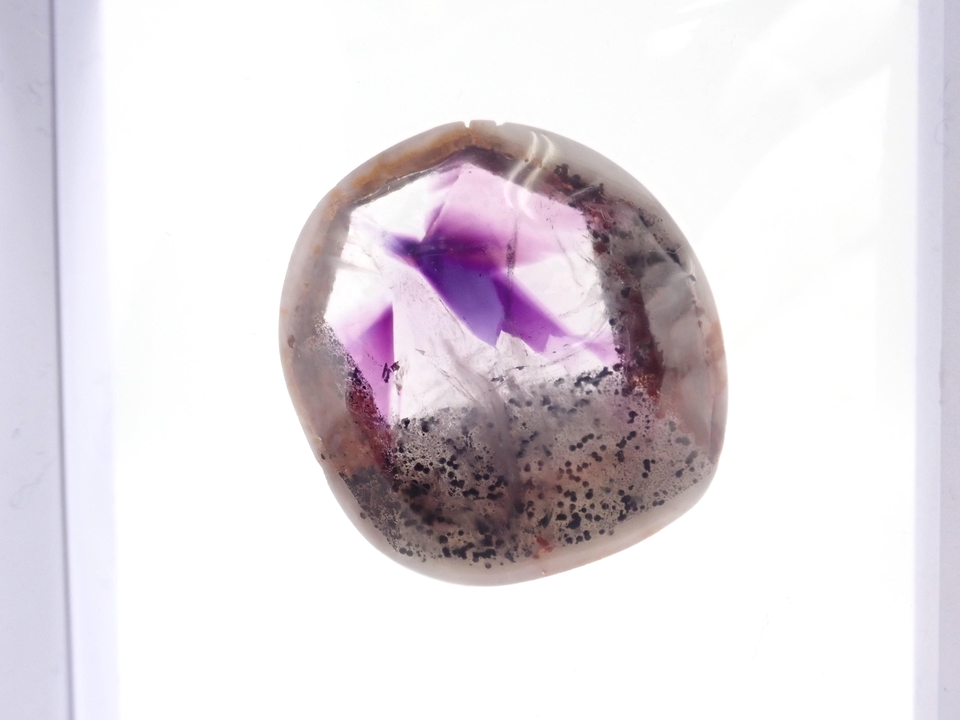 限量 3 顆寶石:巴西特拉皮切紫水晶(含母石) 1 顆裸石(平均 33 克拉,二月誕生石) 可享多顆購買折扣