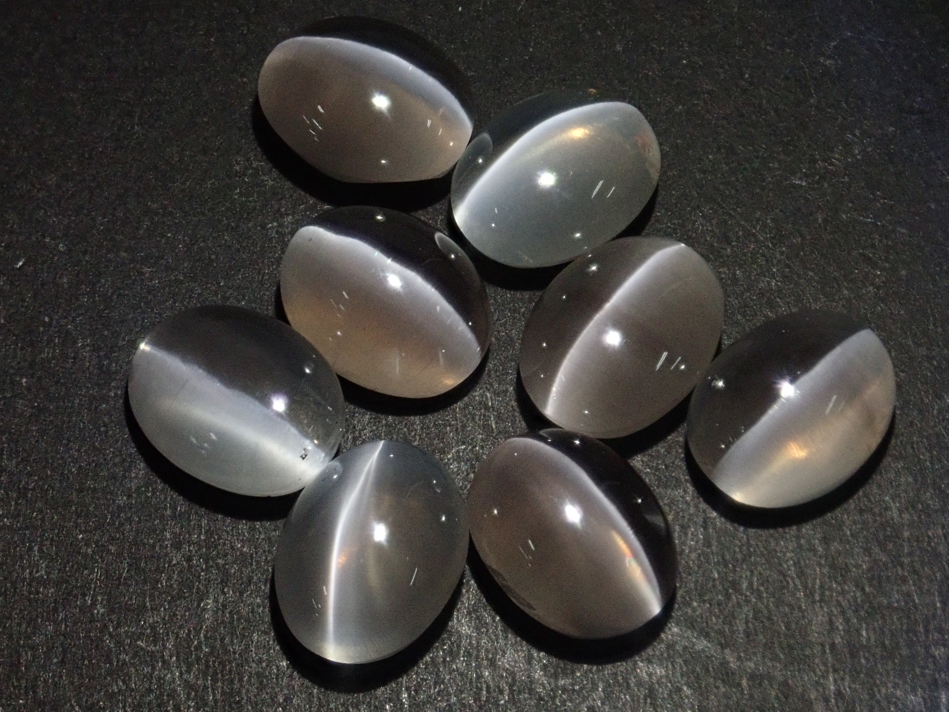 《限量8顆》印度矽線石貓眼1顆散裝(9 x 7mm)《多買有折扣》