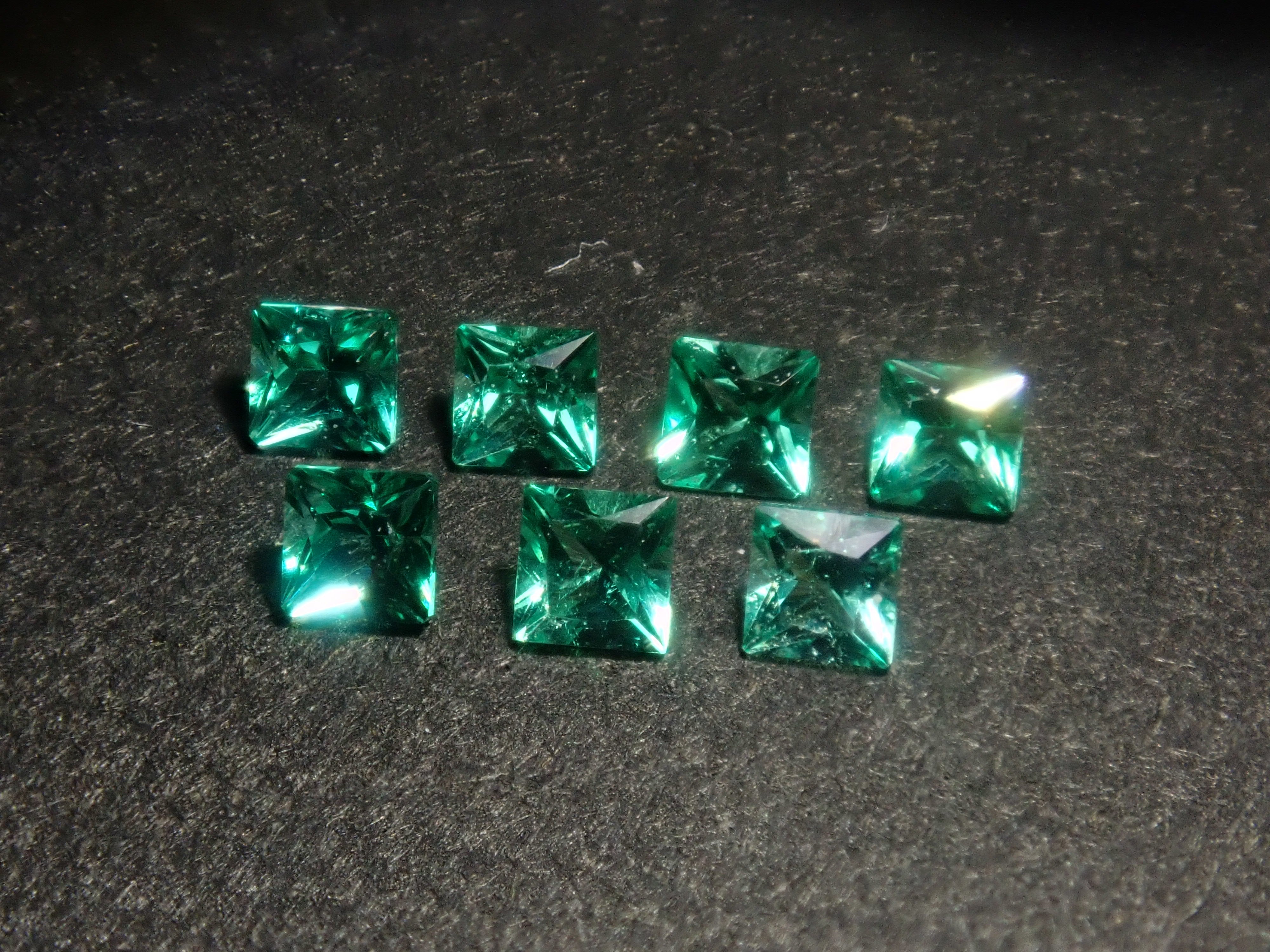 【9/5 22時販売】《限定7石》ロシア産ノンオイルエメラルド1石ルース(1.6-1.7mm,プリンセスカット)《複数購入割引有》