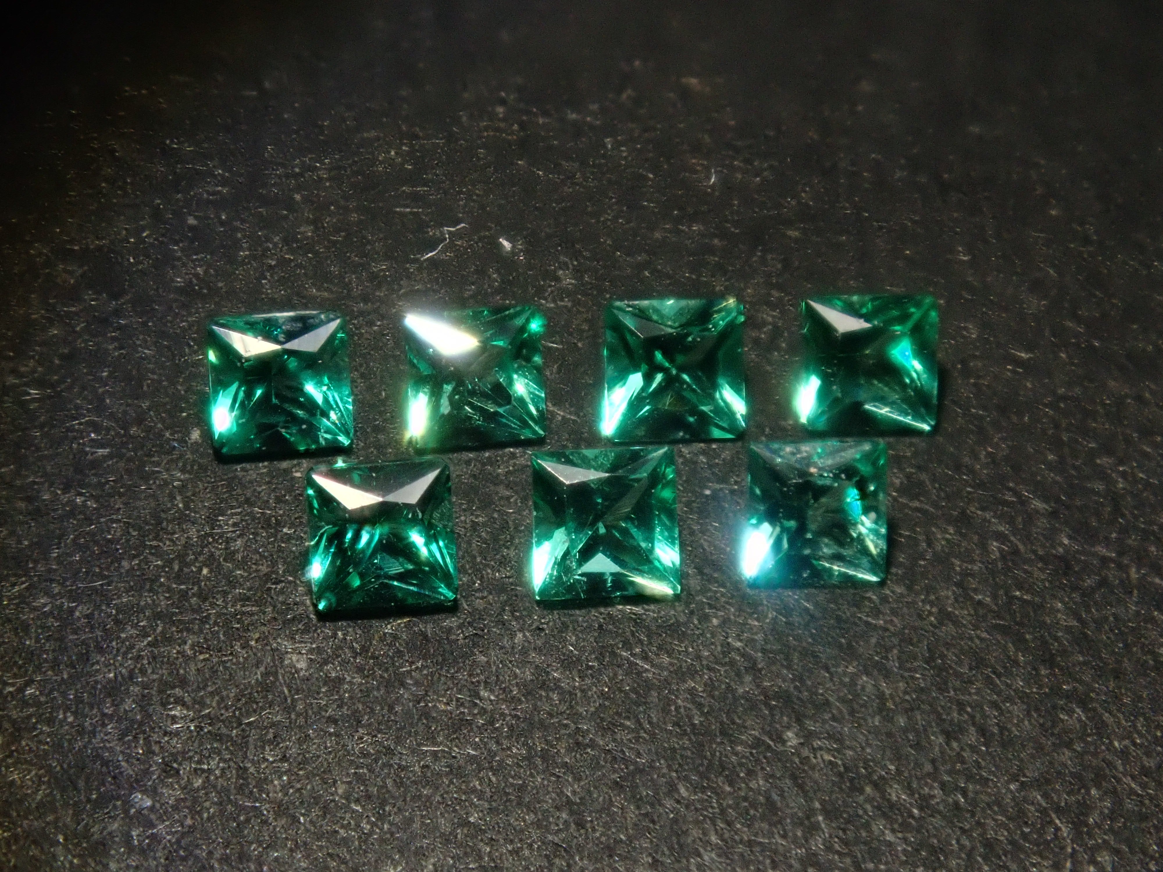 【9/5 22時販売】《限定7石》ロシア産ノンオイルエメラルド1石ルース(1.6-1.7mm,プリンセスカット)《複数購入割引有》