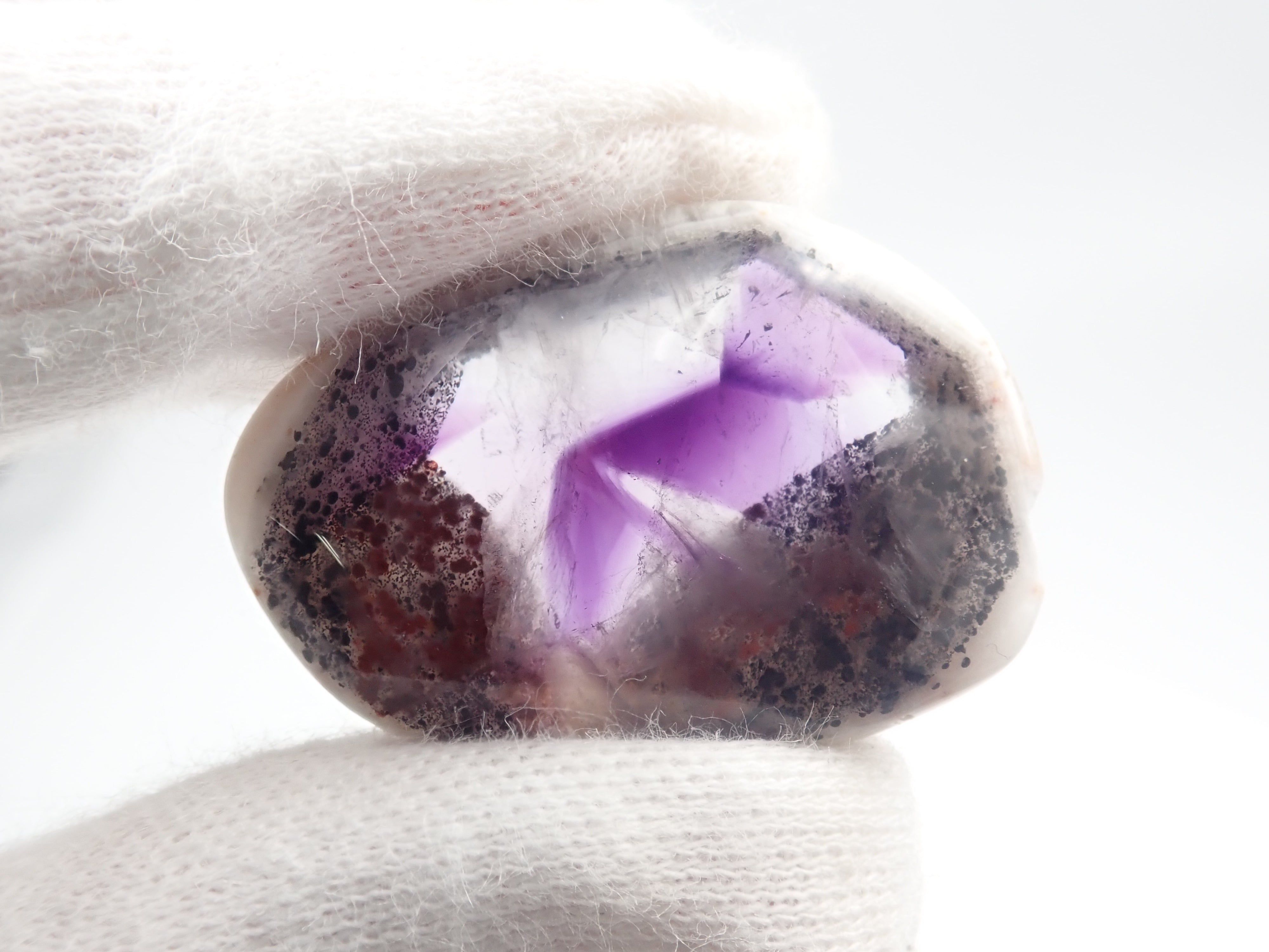 限量 3 顆寶石:巴西特拉皮切紫水晶(含母石) 1 顆裸石(平均 33 克拉,二月誕生石) 可享多顆購買折扣