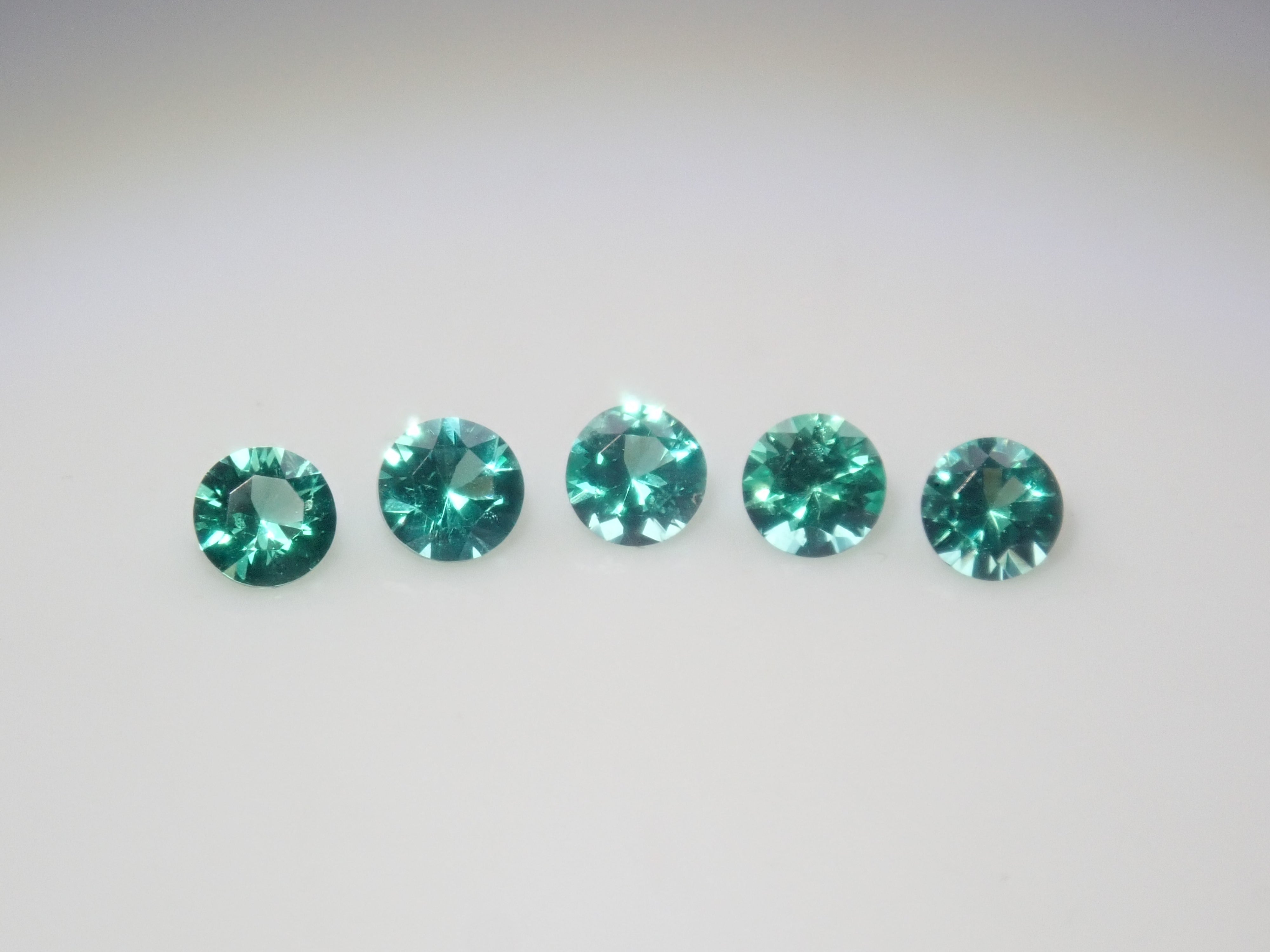 【9/5 22時販売】《限定5石》ロシア産ノンオイルエメラルド1石ルース(2.2mm,ラウンドカット)《複数購入割引有》