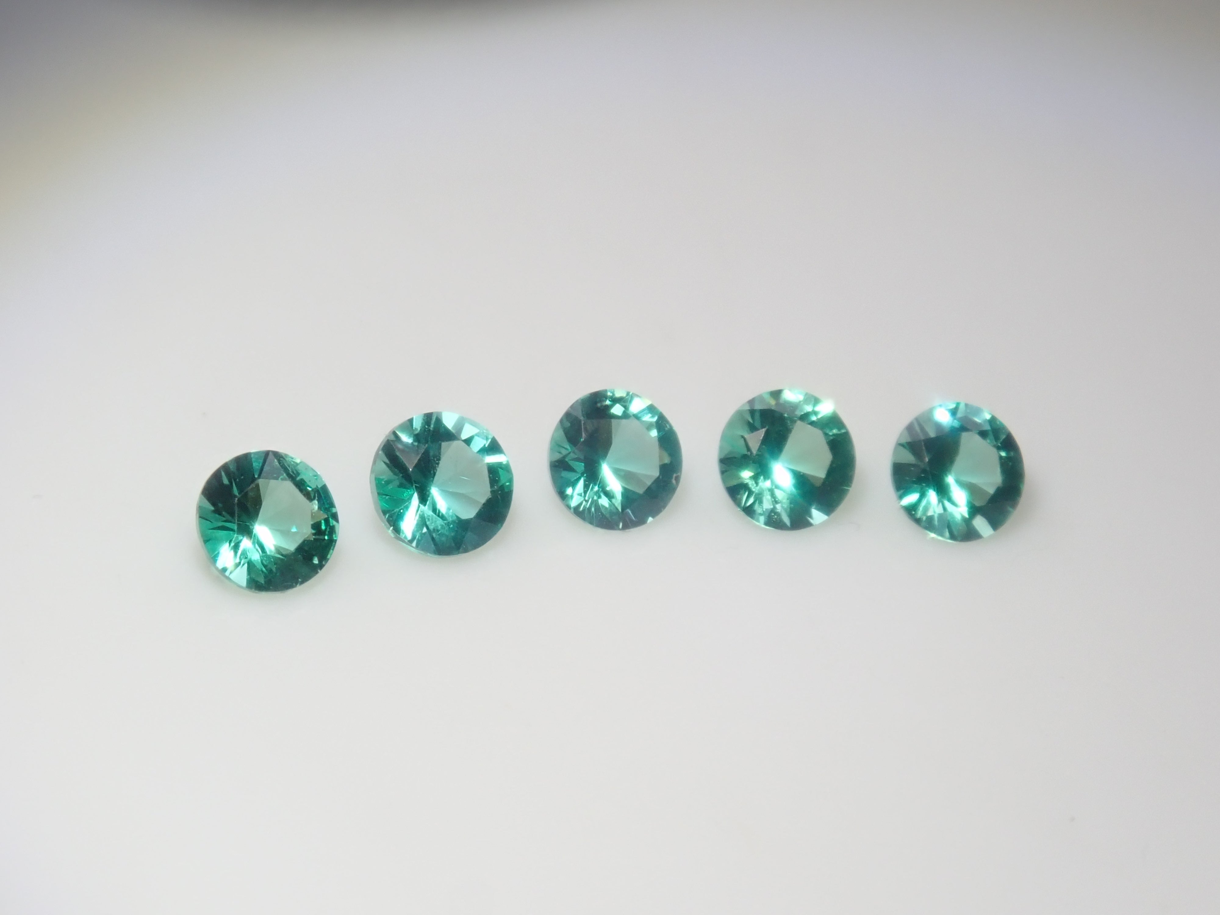 【9/5 22時販売】《限定5石》ロシア産ノンオイルエメラルド1石ルース(2.2mm,ラウンドカット)《複数購入割引有》