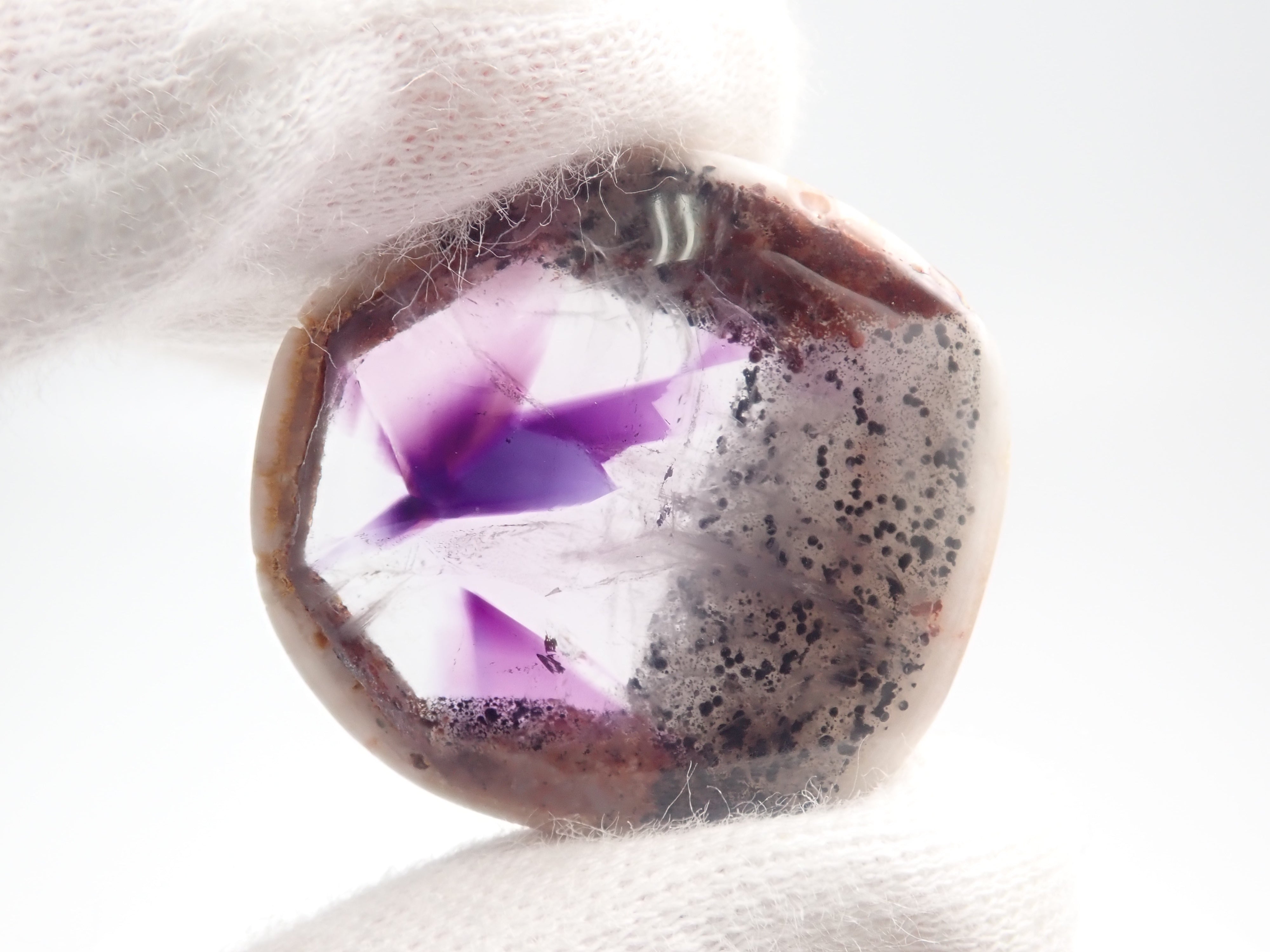 限量 3 顆寶石:巴西特拉皮切紫水晶(含母石) 1 顆裸石(平均 33 克拉,二月誕生石) 可享多顆購買折扣