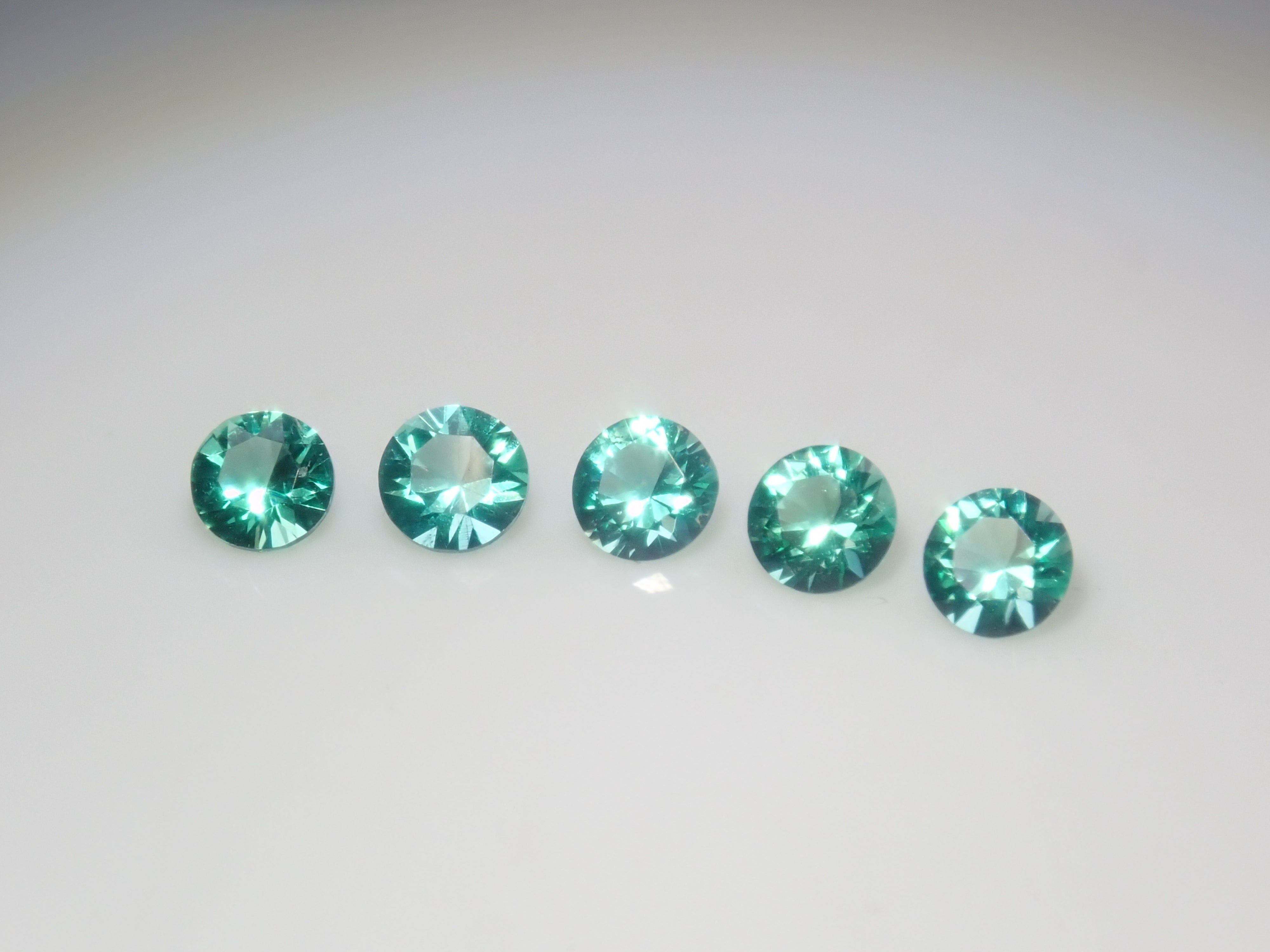 【9/5 22時販売】《限定5石》ロシア産ノンオイルエメラルド1石ルース(2.2mm,ラウンドカット)《複数購入割引有》