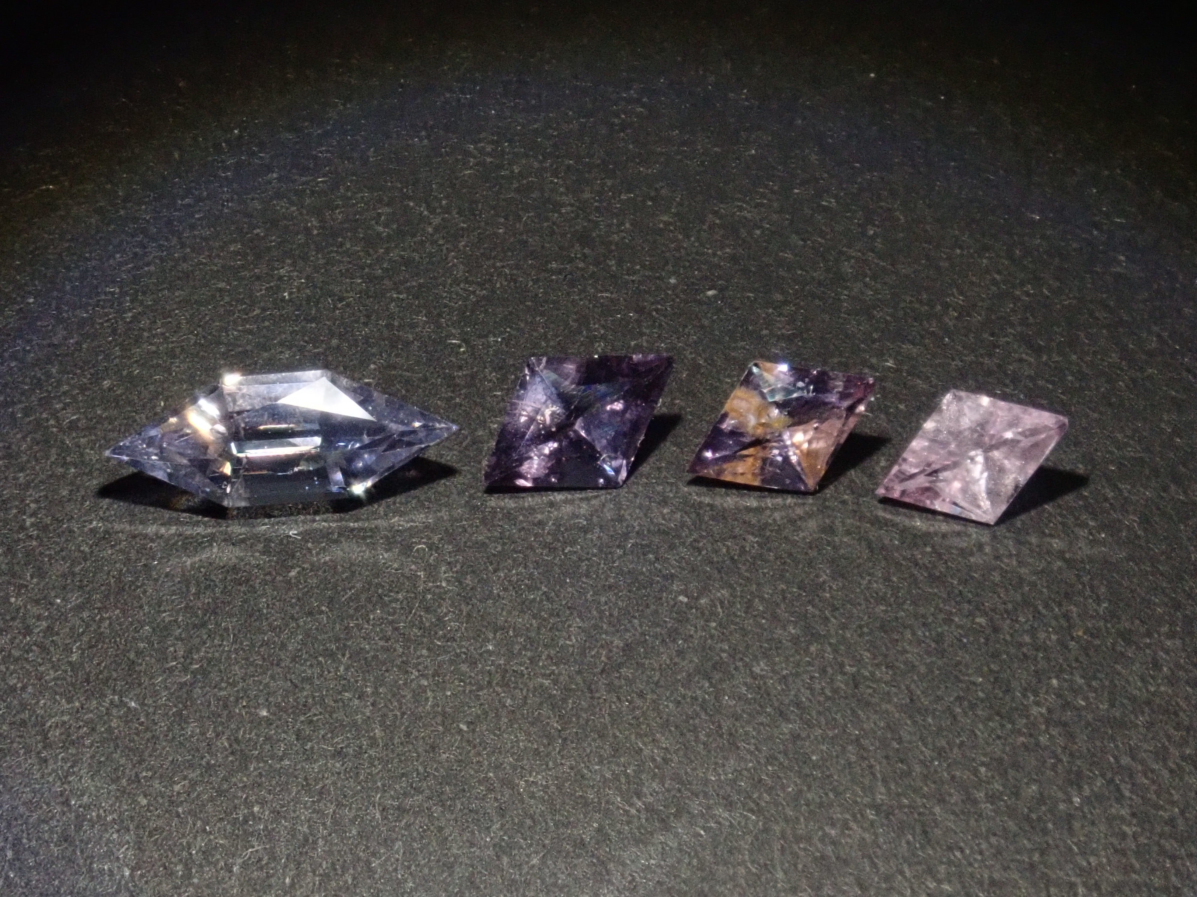 限量4顆寶石:其中一顆為斯里蘭卡產的裸尖晶石。多件購買可享折扣。