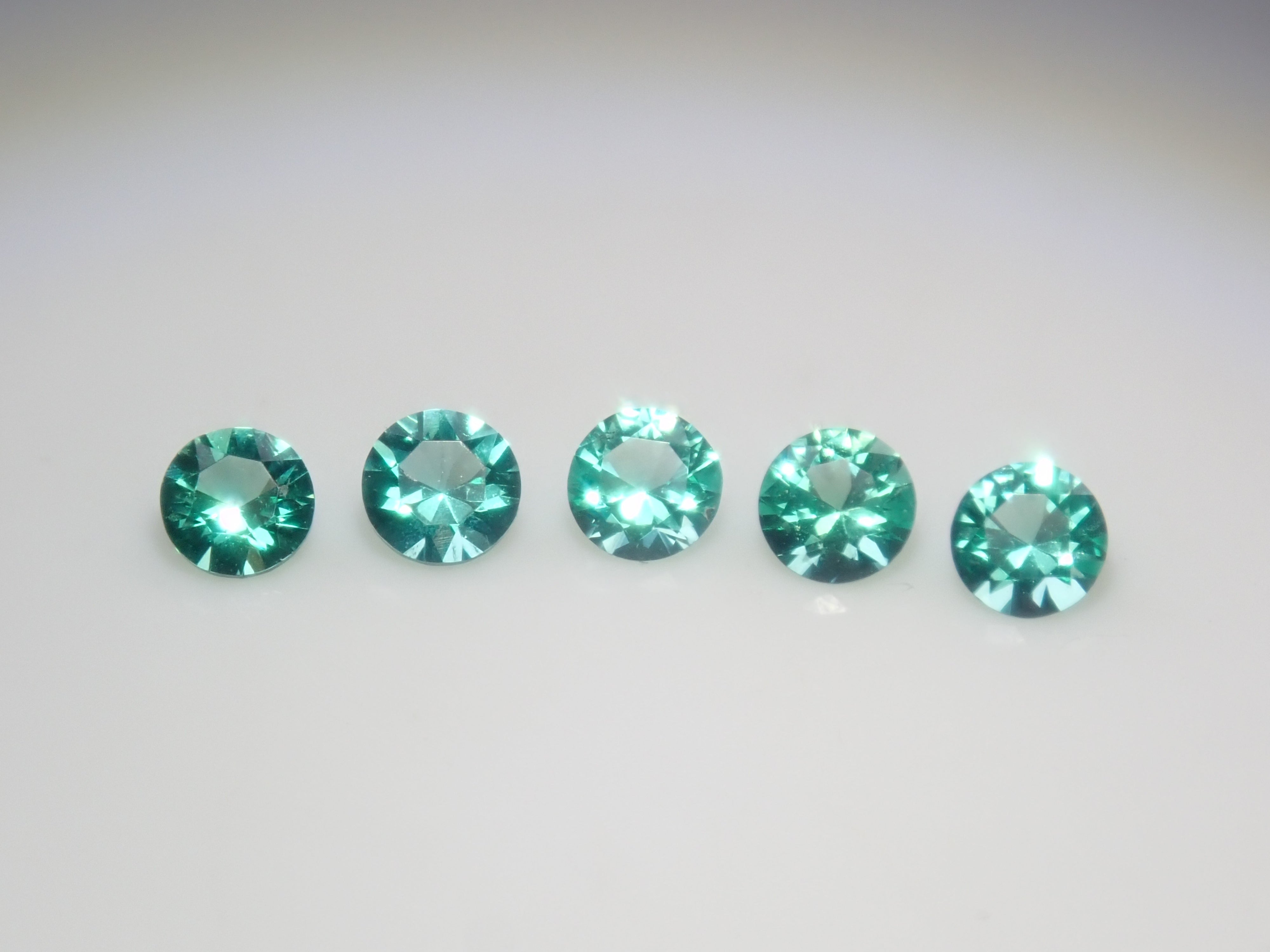 【9/5 22時販売】《限定5石》ロシア産ノンオイルエメラルド1石ルース(2.2mm,ラウンドカット)《複数購入割引有》