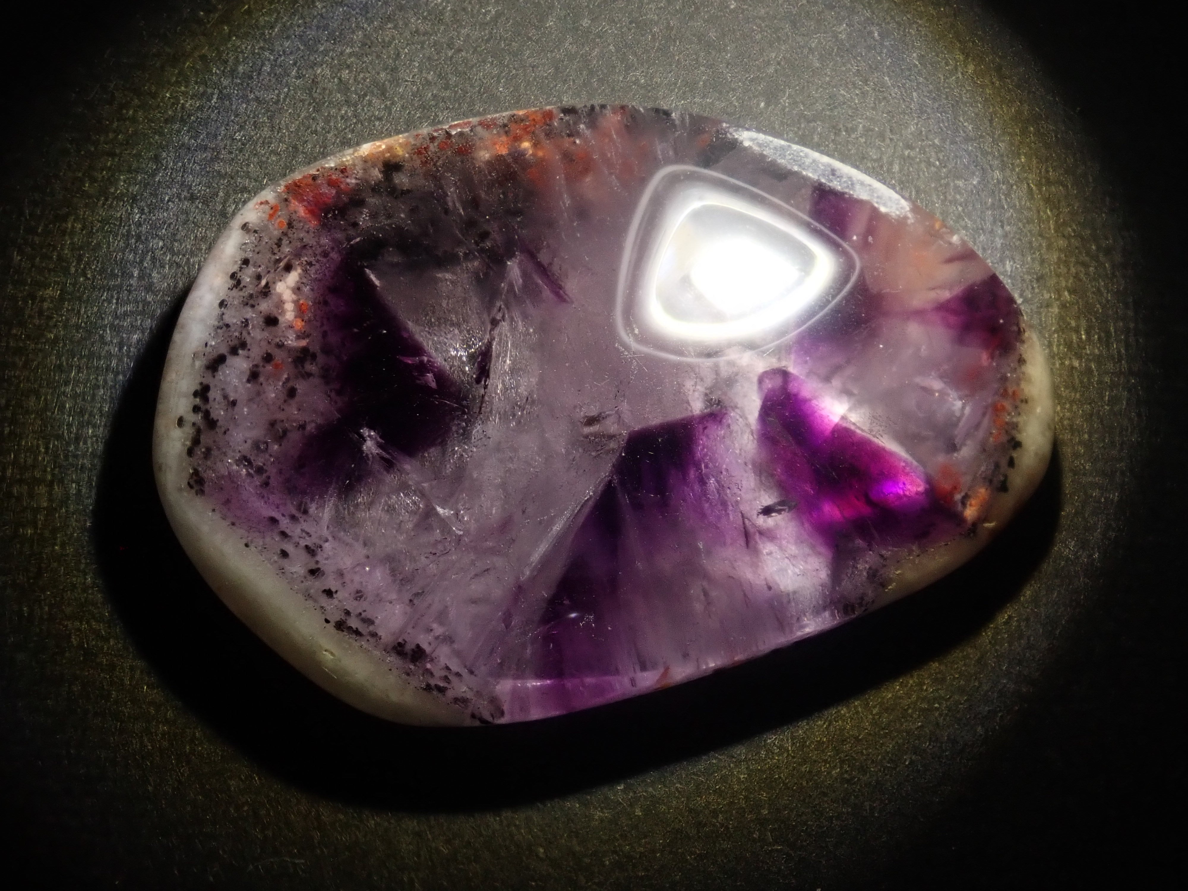 限量 3 顆寶石:巴西特拉皮切紫水晶(含母石) 1 顆裸石(平均 33 克拉,二月誕生石) 可享多顆購買折扣