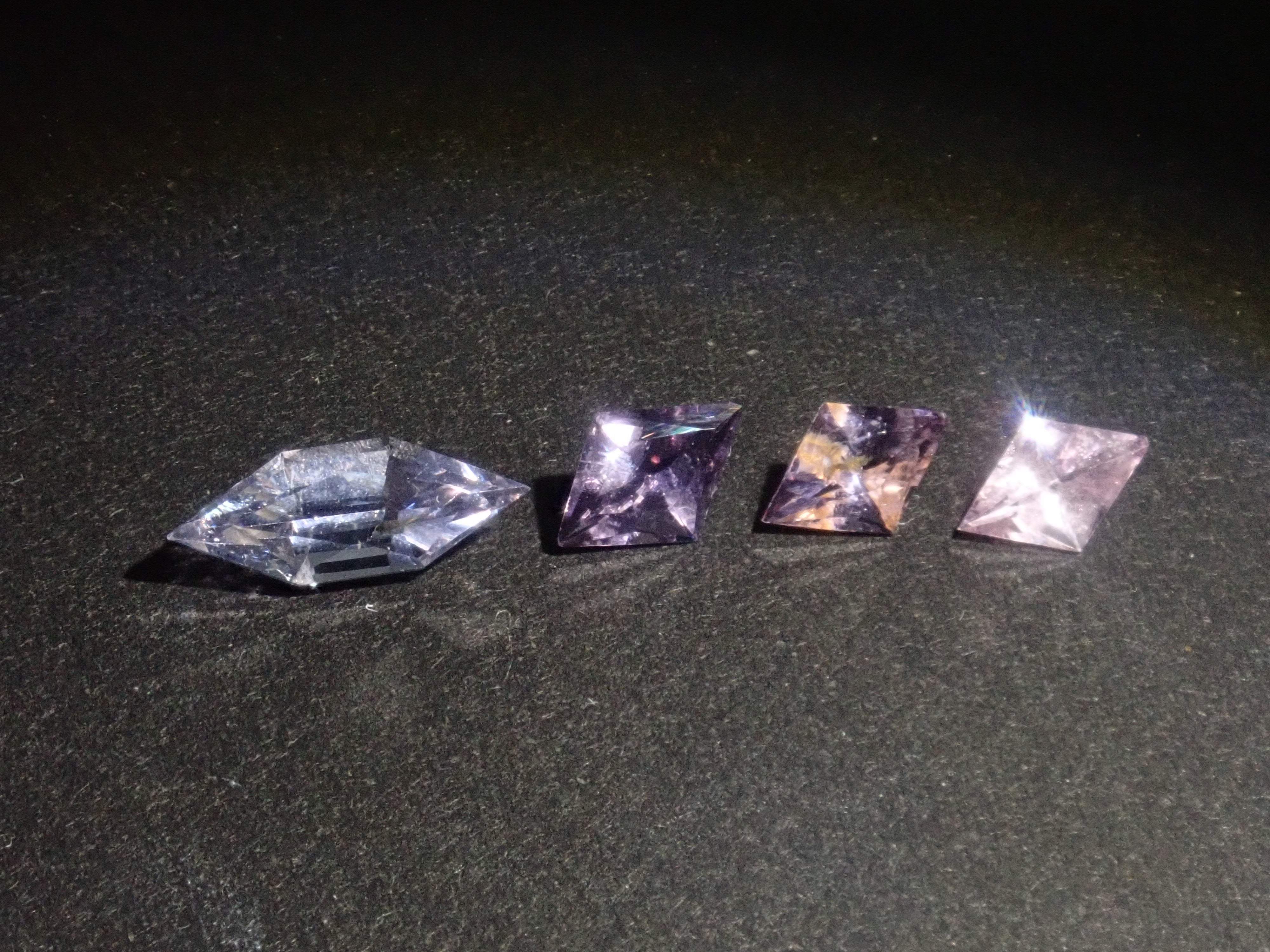 限量4顆寶石:其中一顆為斯里蘭卡產的裸尖晶石。多件購買可享折扣。