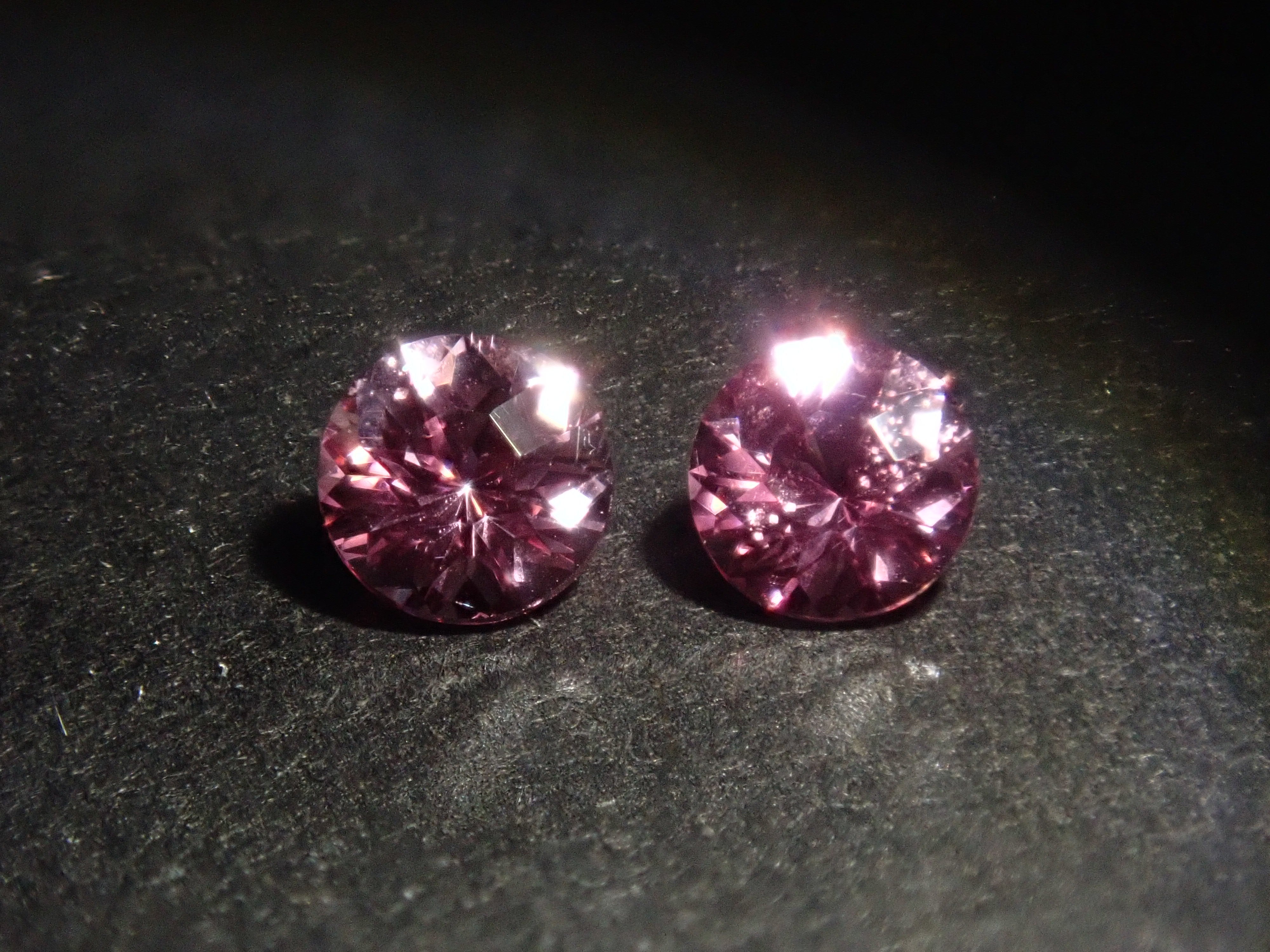 《限定2石》タンザニア産マヘンゲスピネル1石ルース(3mm,ラウンドカット)《複数購入割引有》