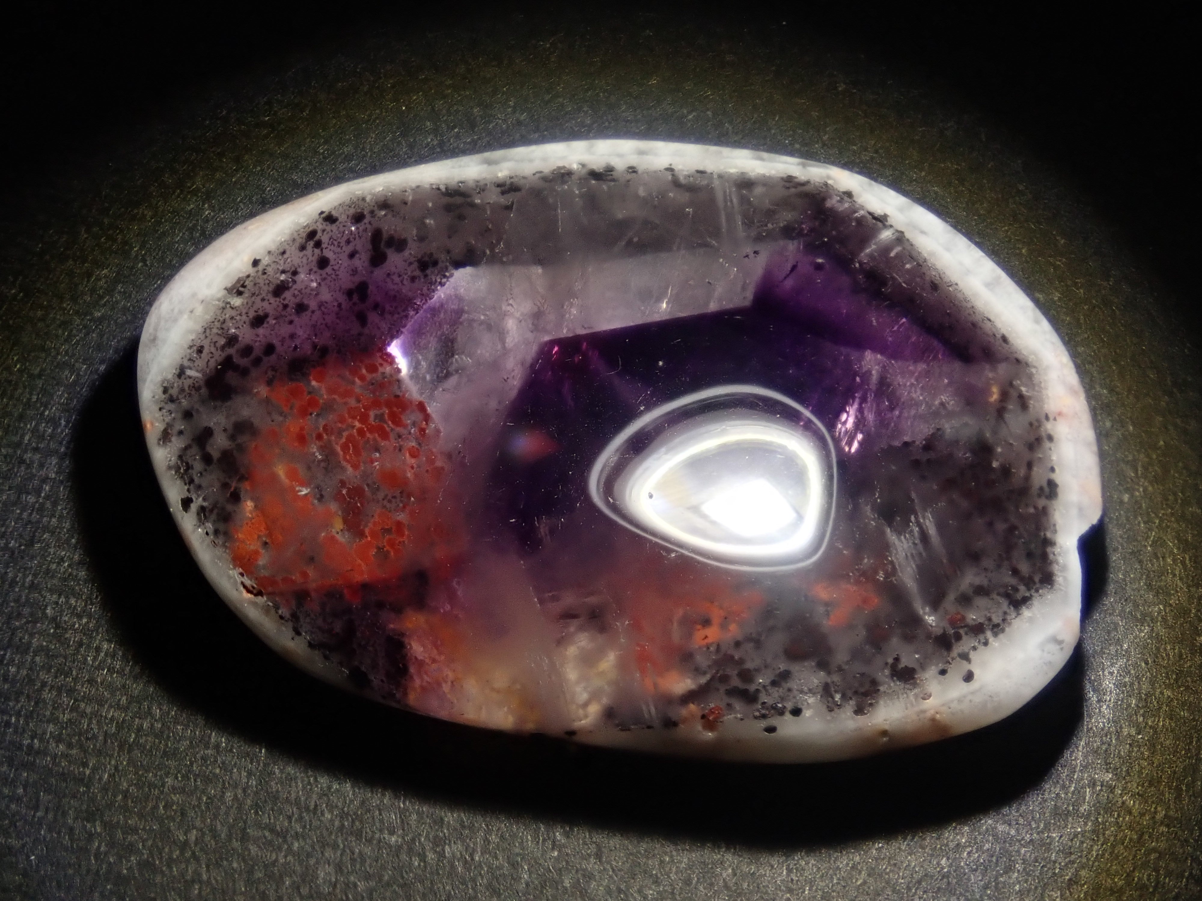 限量 3 顆寶石:巴西特拉皮切紫水晶(含母石) 1 顆裸石(平均 33 克拉,二月誕生石) 可享多顆購買折扣