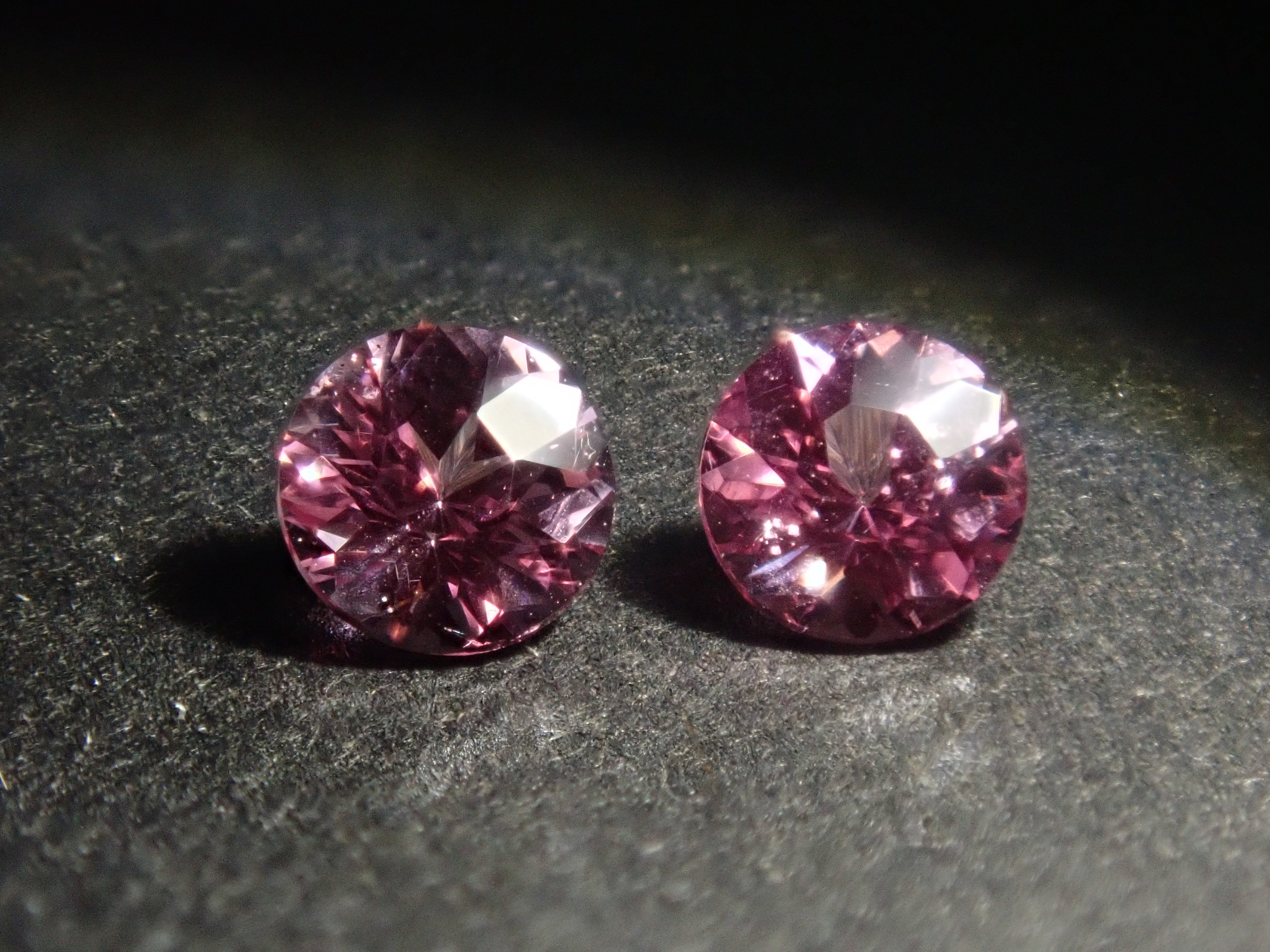 《限定2石》タンザニア産マヘンゲスピネル1石ルース(3mm,ラウンドカット)《複数購入割引有》