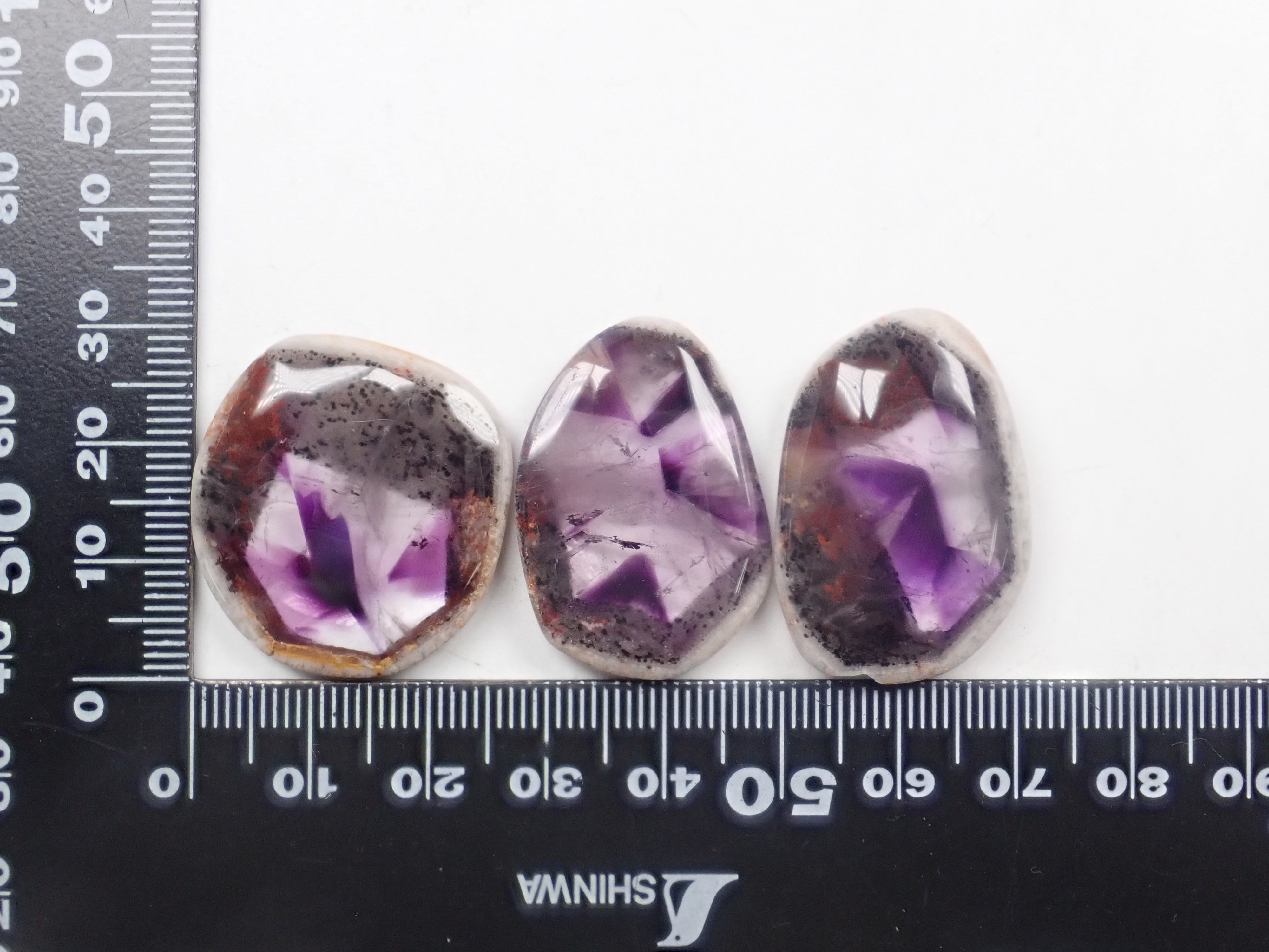 限量 3 顆寶石:巴西特拉皮切紫水晶(含母石) 1 顆裸石(平均 33 克拉,二月誕生石) 可享多顆購買折扣