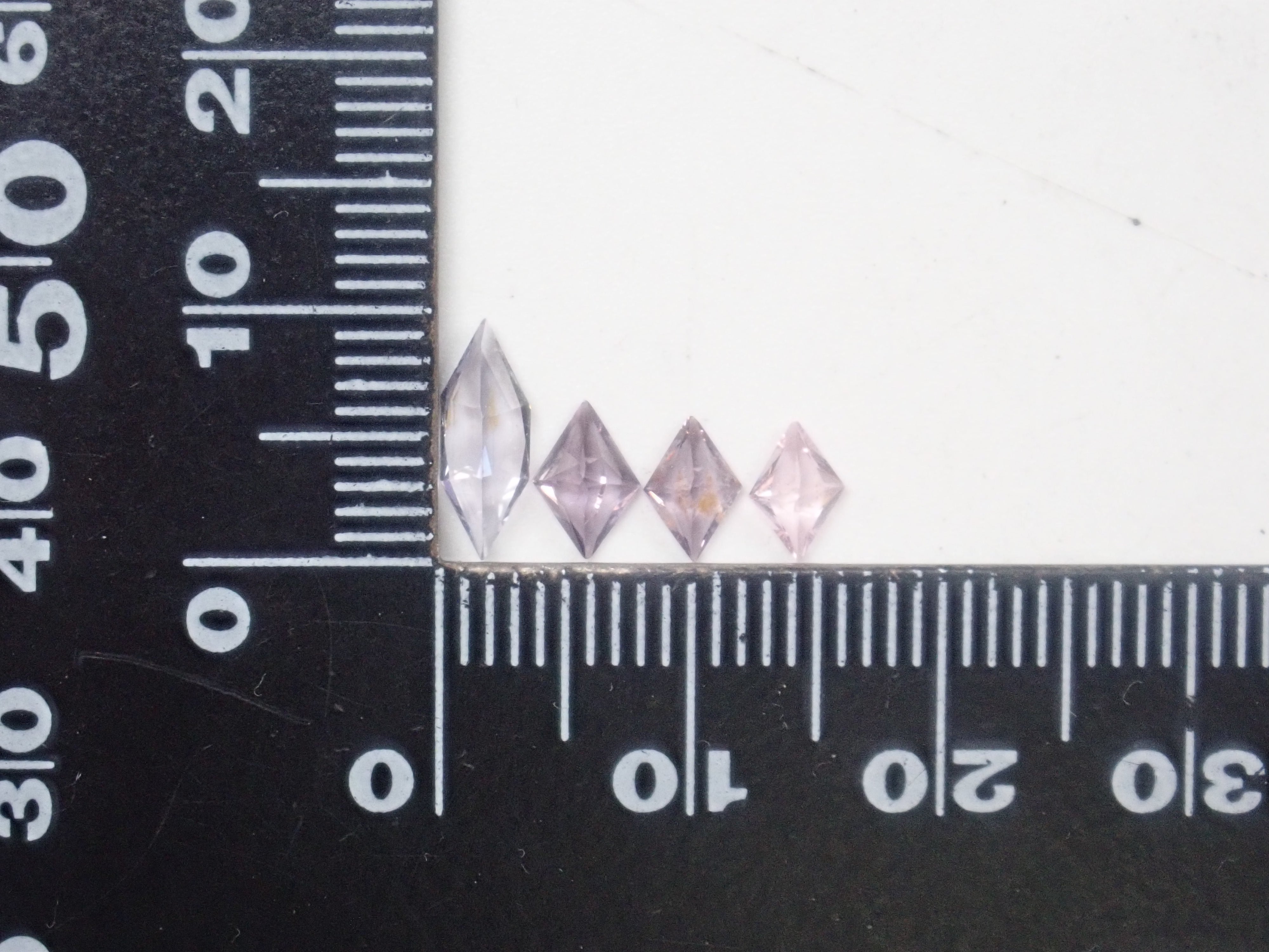 限量4顆寶石:其中一顆為斯里蘭卡產的裸尖晶石。多件購買可享折扣。