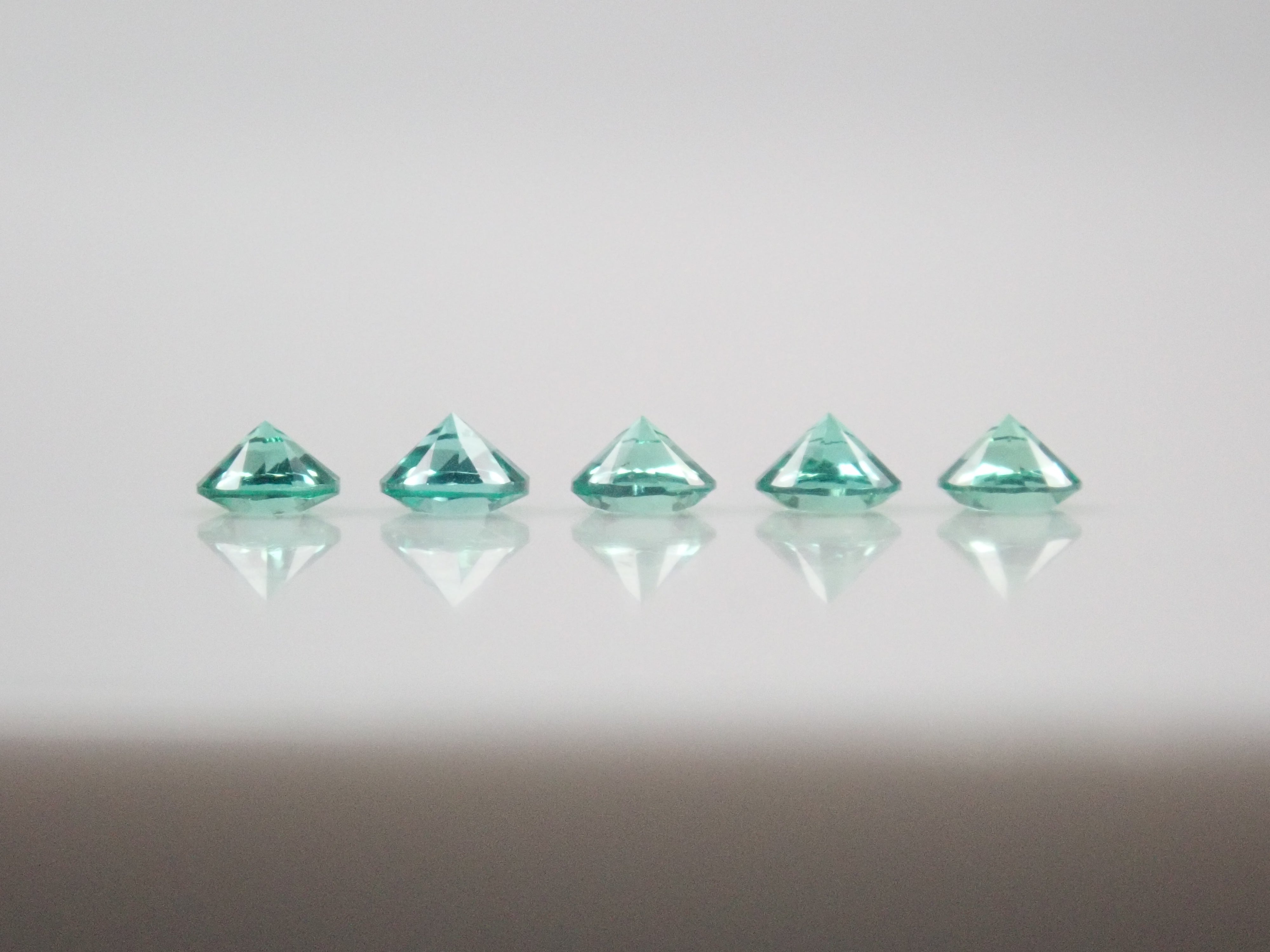 【9/5 22時販売】《限定5石》ロシア産ノンオイルエメラルド1石ルース(2.2mm,ラウンドカット)《複数購入割引有》