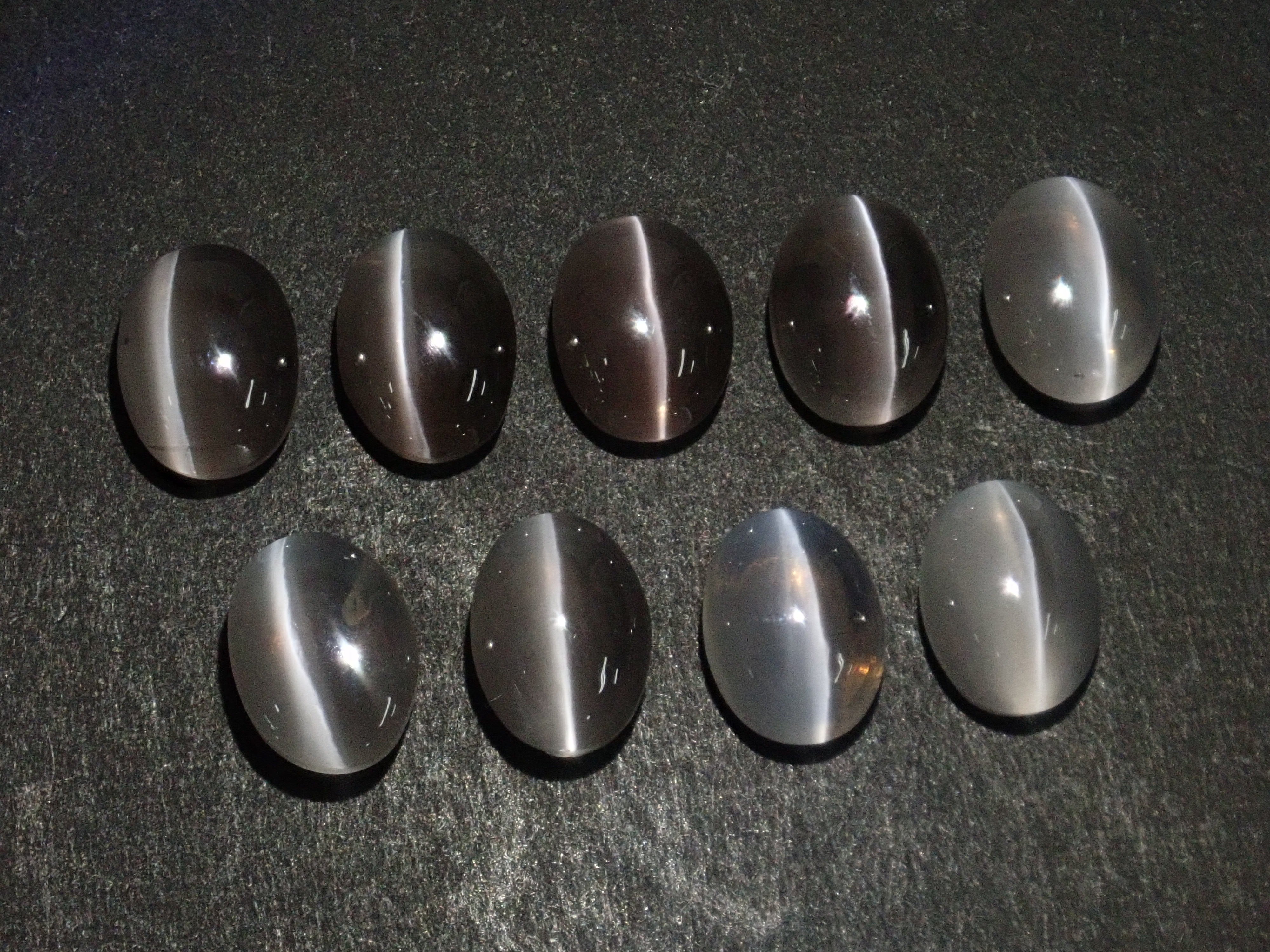 《限量 9 顆》印度矽線石貓眼 1 顆散裝(8 x 6 毫米)《多買有折扣》