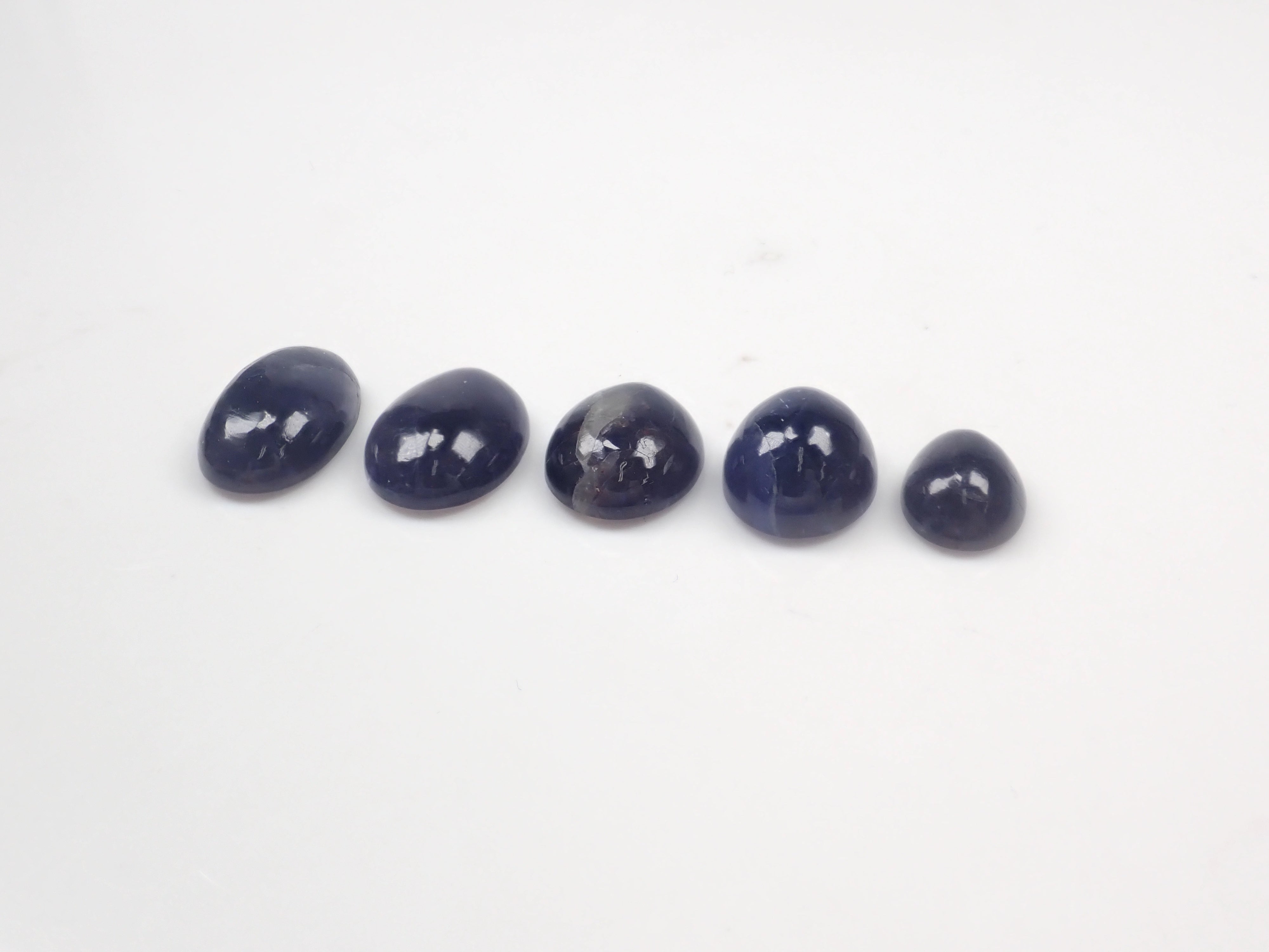 限量 5 顆寶石:1 顆印度堇青石日光石(孕育)裸石(平均 6.6 克拉,凸圓形切割)可享多件購買折扣