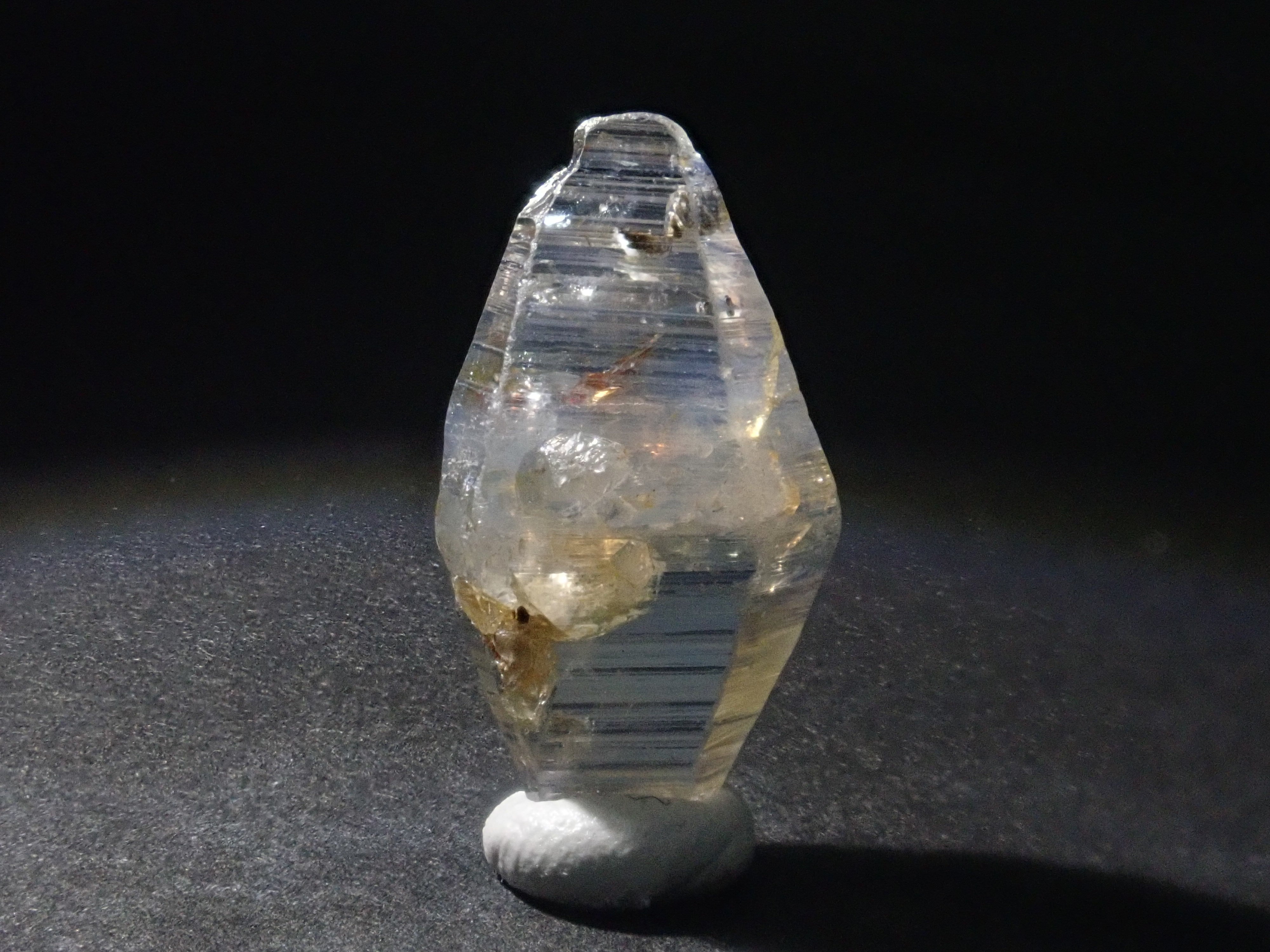 スリランカ産グラスボディ(サファイアクリスタル) 6.836ct原石