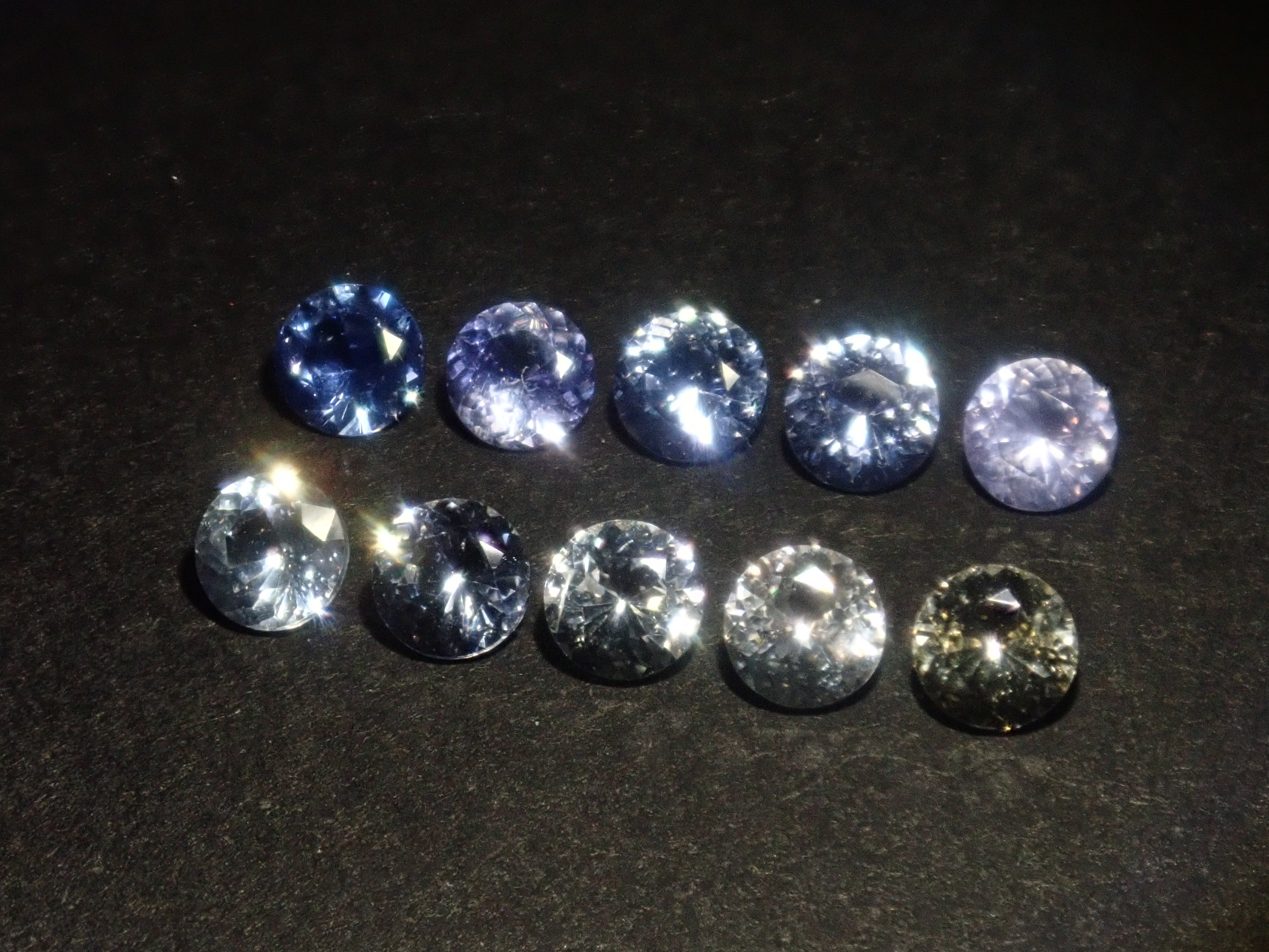 【10/12 22時販売】《限定10石》スリランカ・テッパナワ鉱山産非加熱サファイア(3.5mm,ラウンドカット) 1石ルース《複数購入割引有》