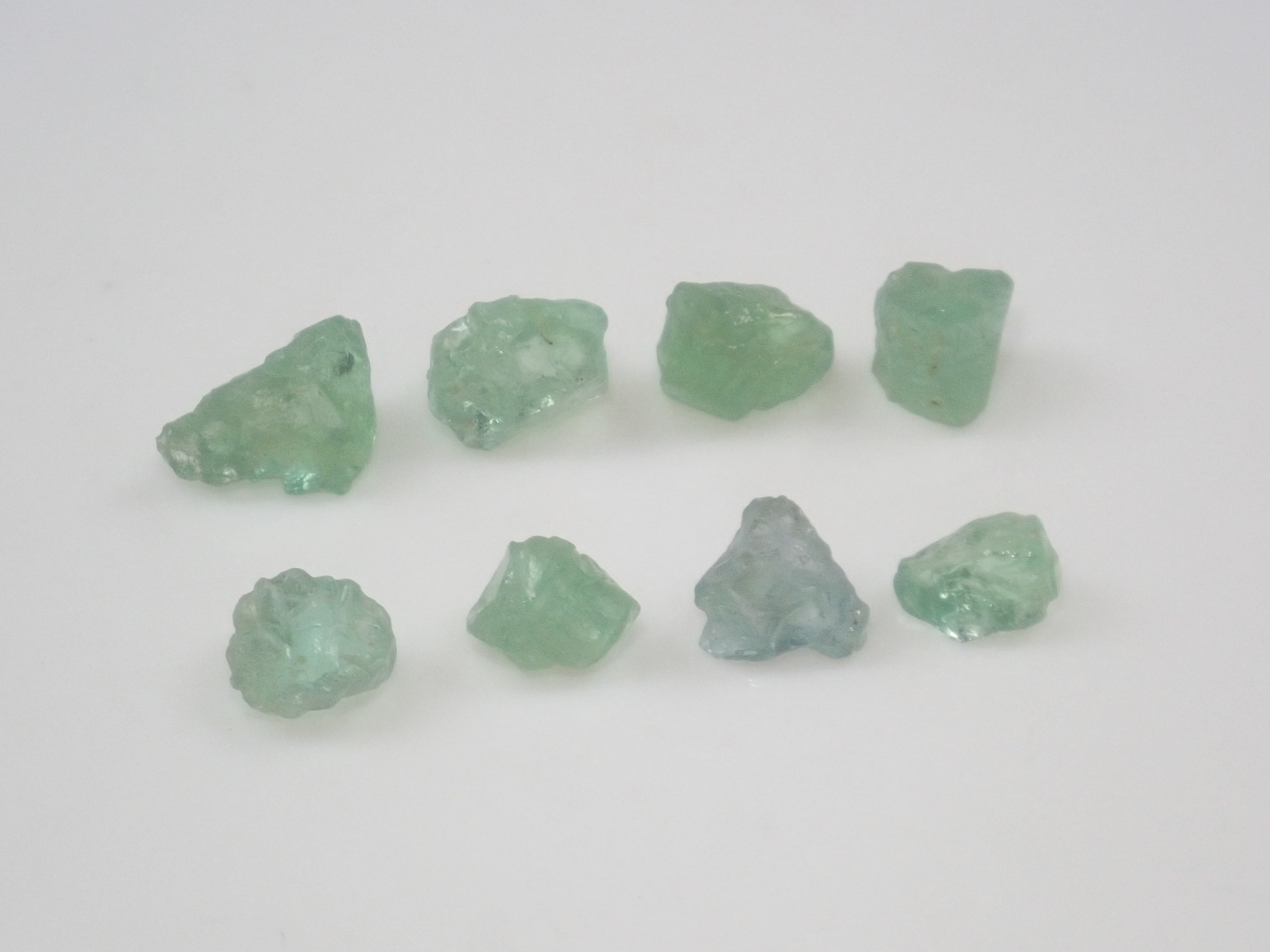 【2月2日晚間10點開始販售】【限量10顆】帕拉伊巴碧璽和角晶石原石扭蛋【多買有優惠】