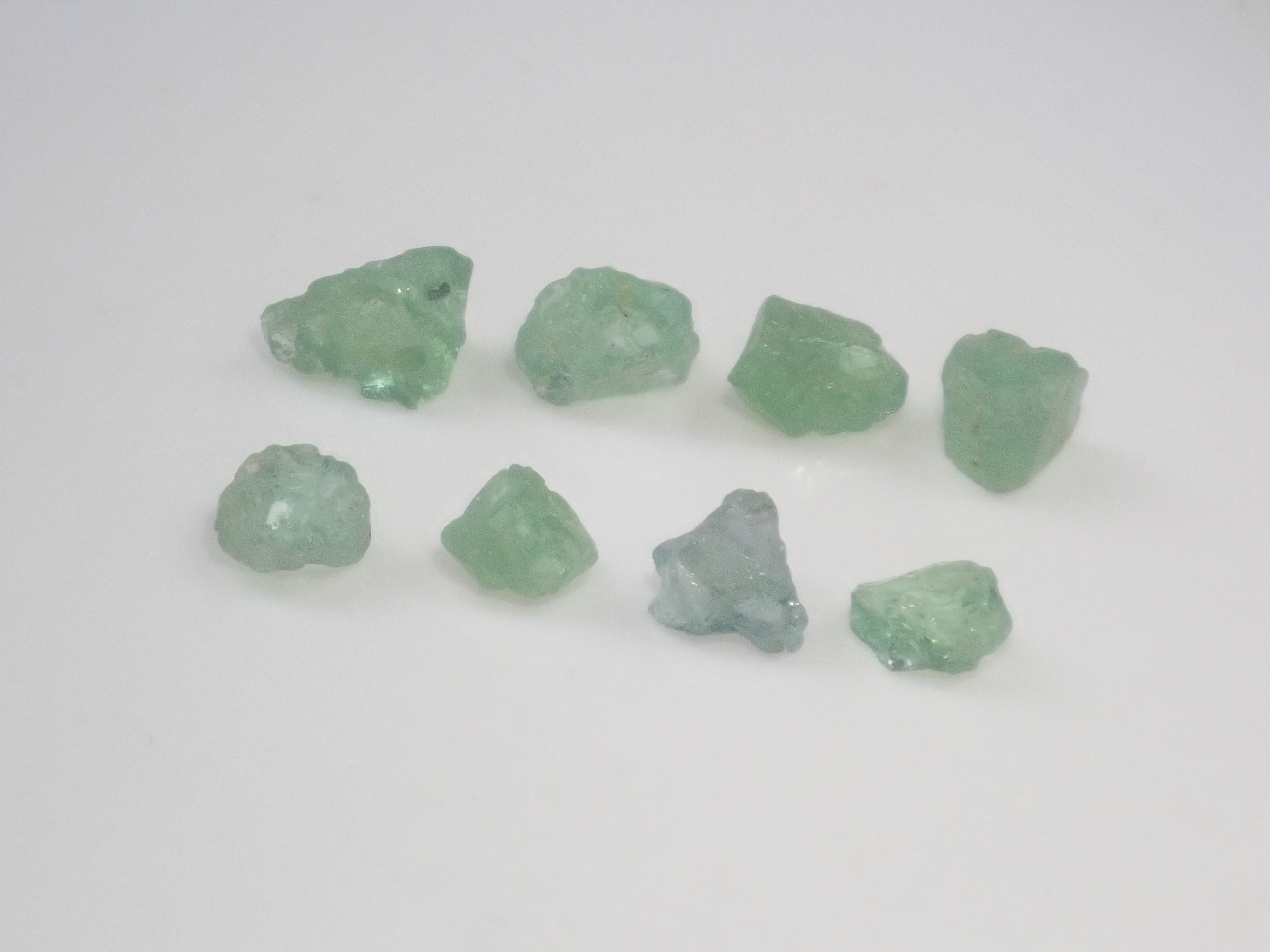 【2月2日晚間10點開始販售】【限量10顆】帕拉伊巴碧璽和角晶石原石扭蛋【多買有優惠】