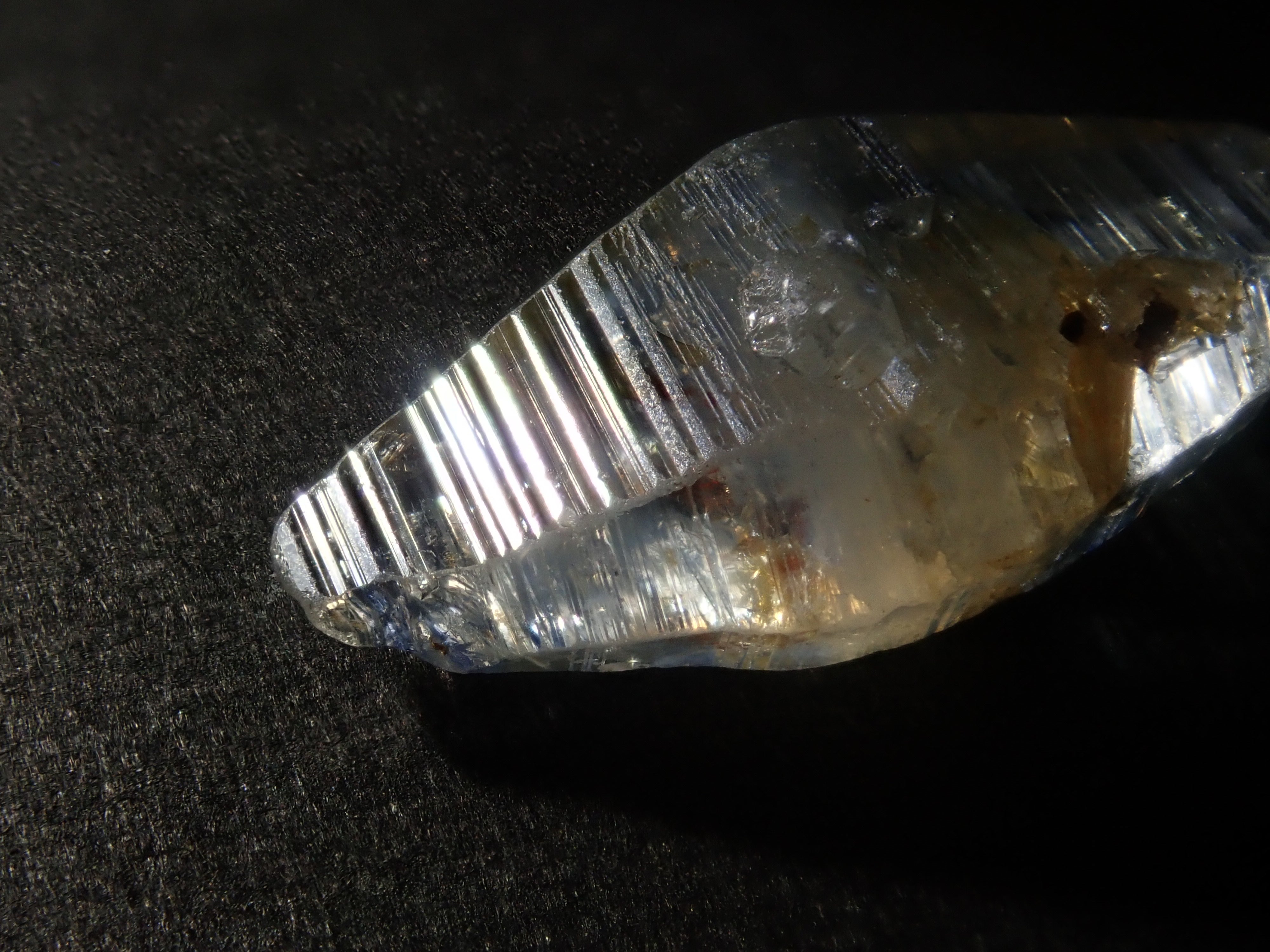 スリランカ産グラスボディ(サファイアクリスタル) 6.836ct原石