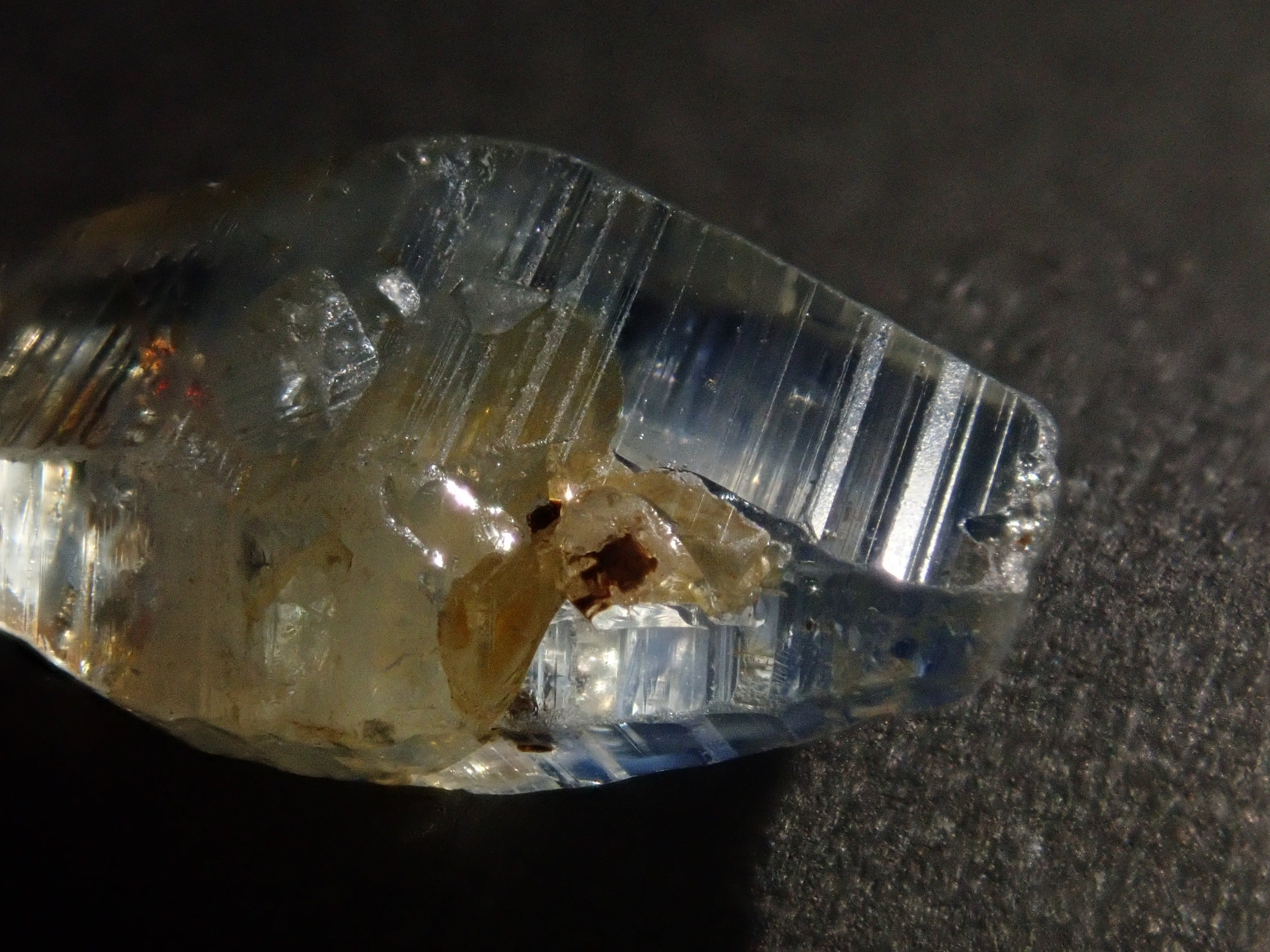 スリランカ産グラスボディ(サファイアクリスタル) 6.836ct原石