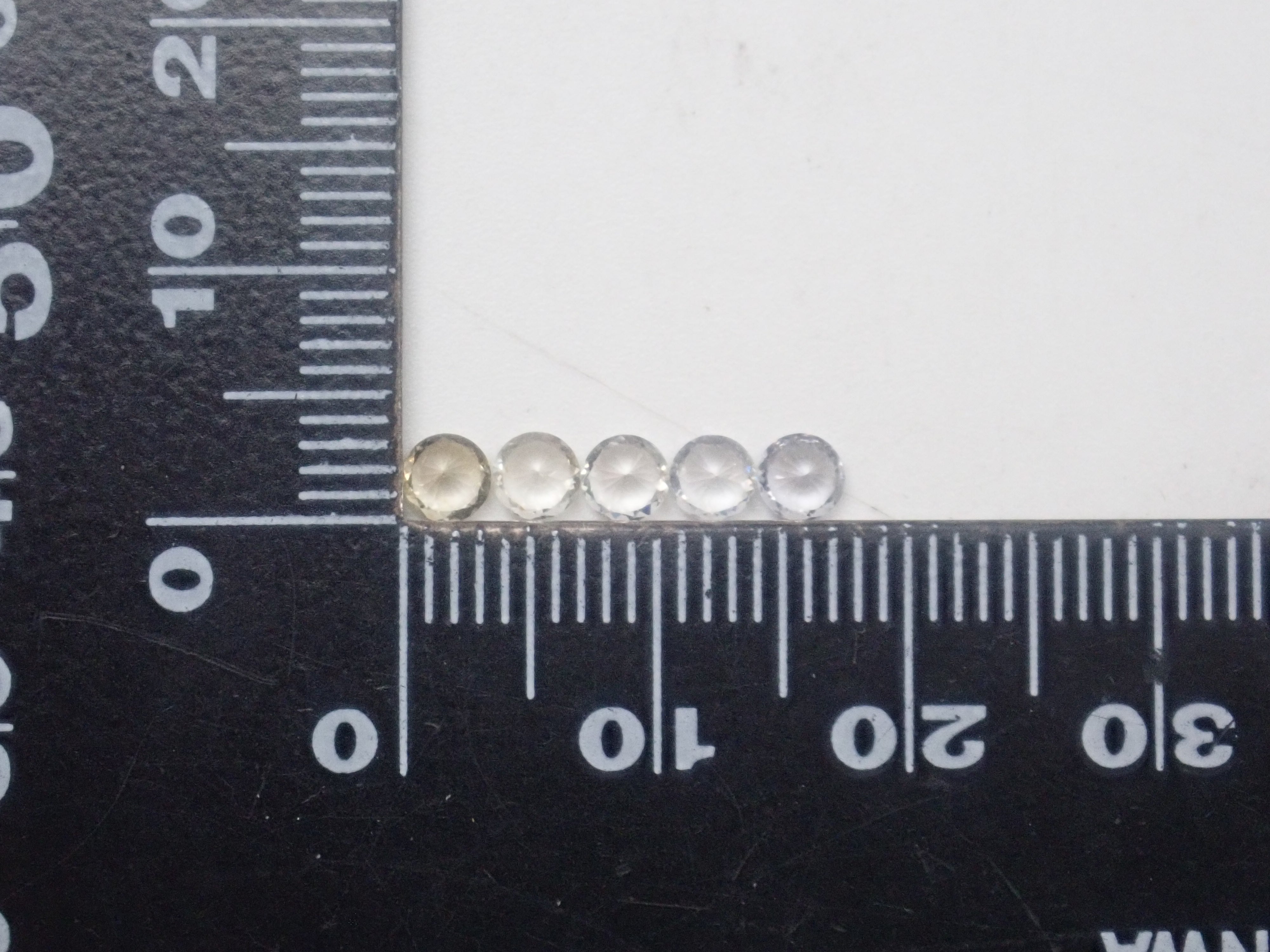 【10/12 22時販売】《限定10石》スリランカ・テッパナワ鉱山産非加熱サファイア(3.5mm,ラウンドカット) 1石ルース《複数購入割引有》