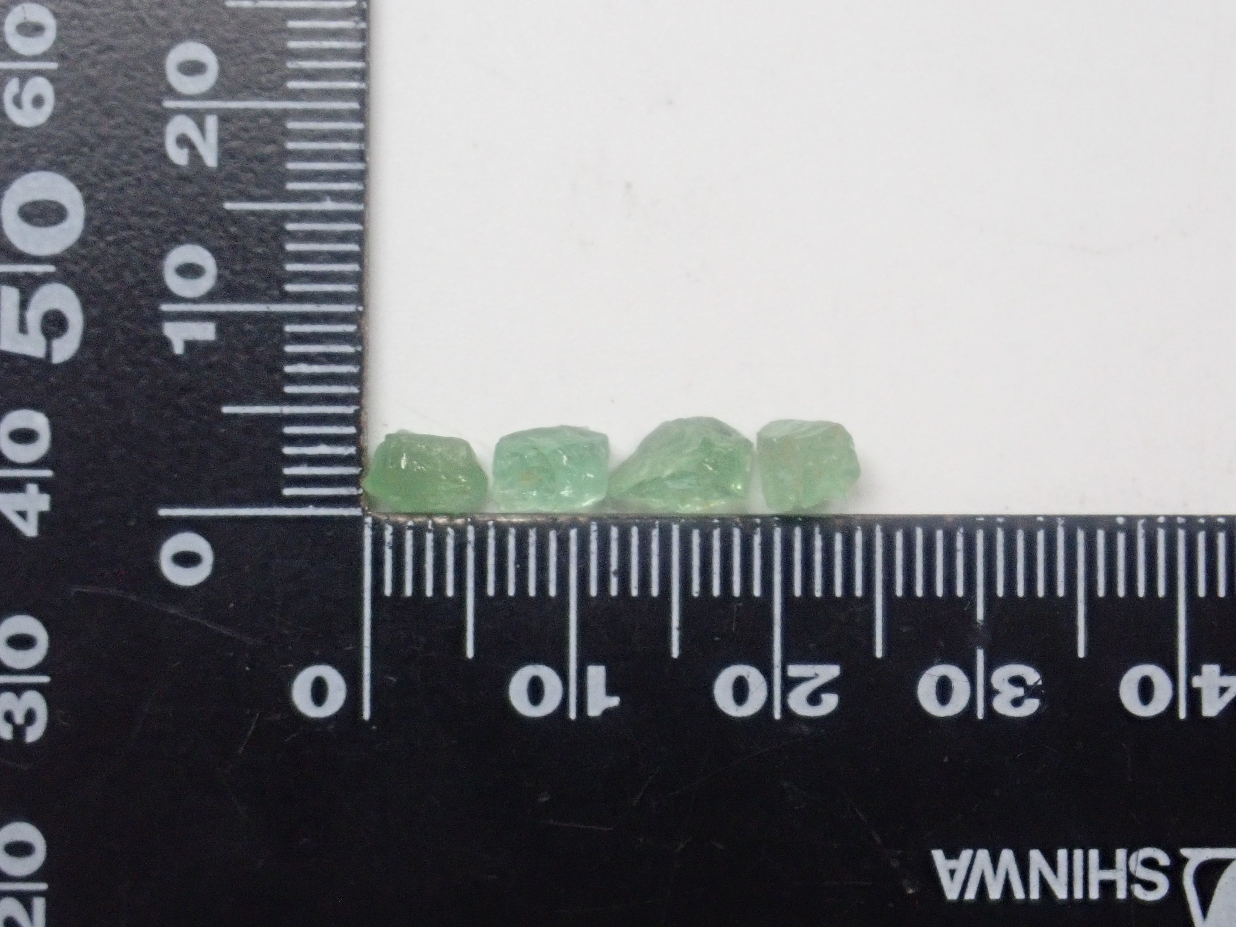 【2月2日晚間10點開始販售】【限量10顆】帕拉伊巴碧璽和角晶石原石扭蛋【多買有優惠】