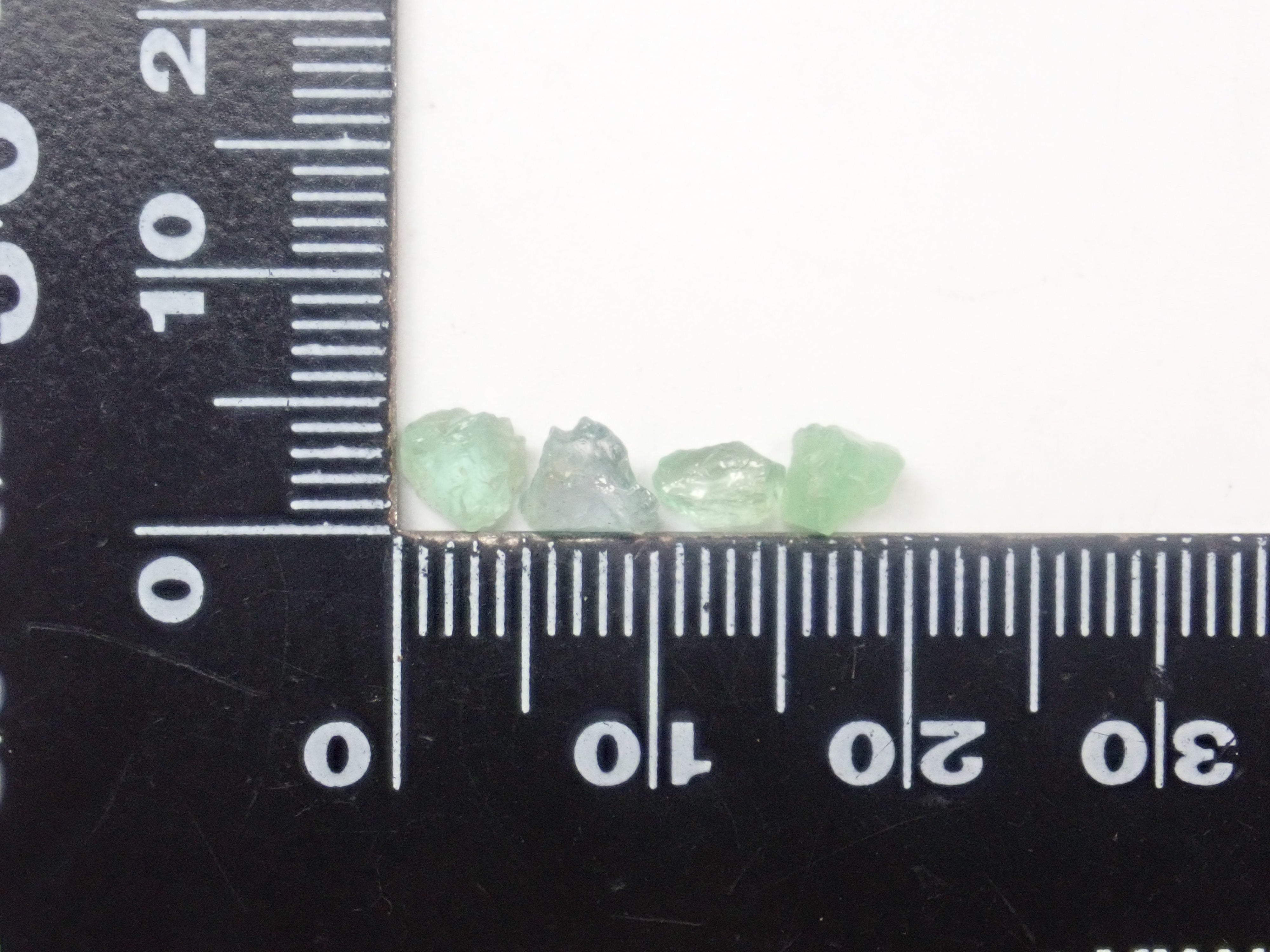 【2月2日晚間10點開始販售】【限量10顆】帕拉伊巴碧璽和角晶石原石扭蛋【多買有優惠】