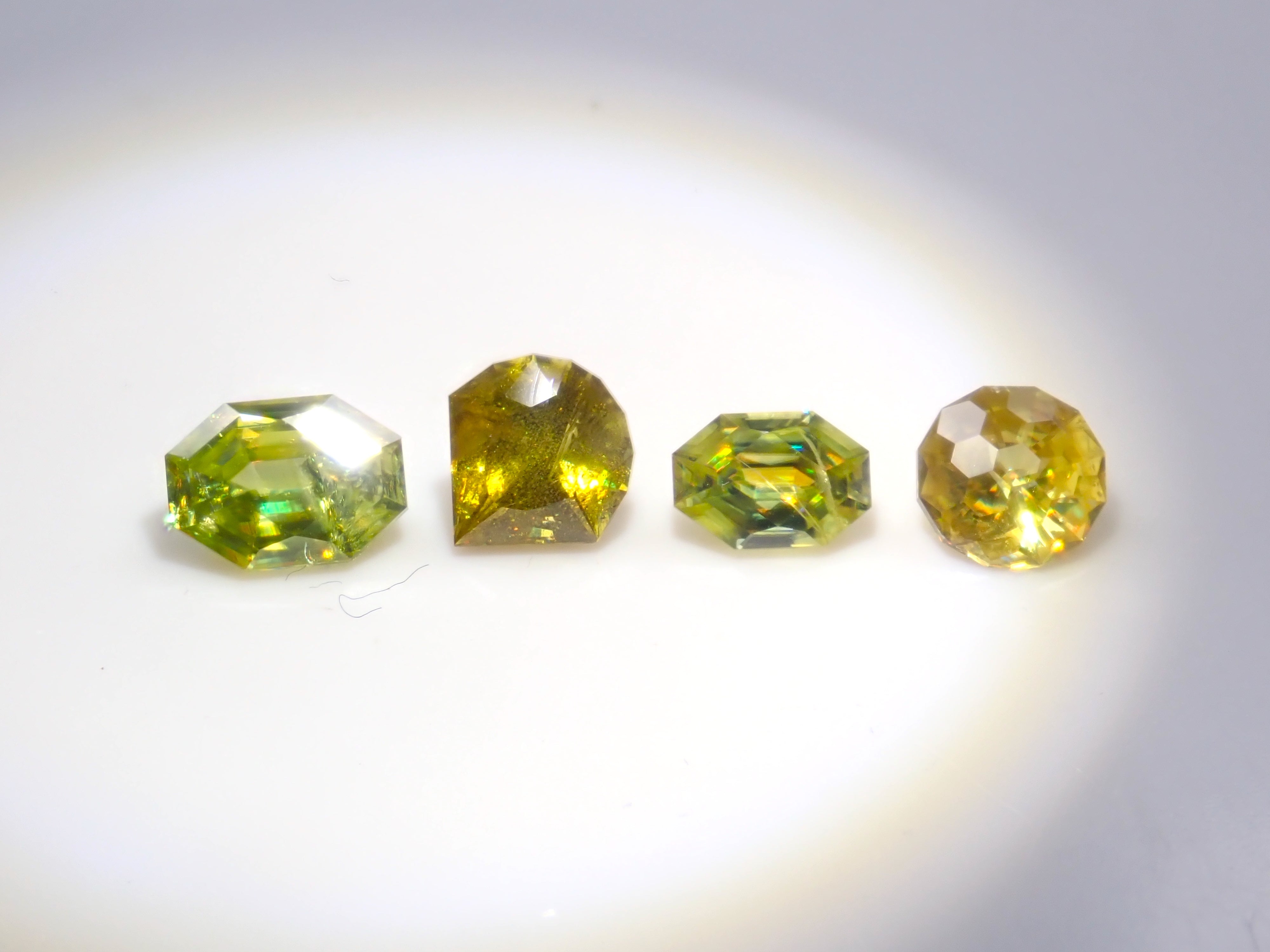 僅限 13 顆寶石 Gem gacha💎 美麗的彩色坦桑石 7 毫米,特殊切割的榍石,金綠寶石(大量內含物) 1 顆散石 可享受多次購買折扣