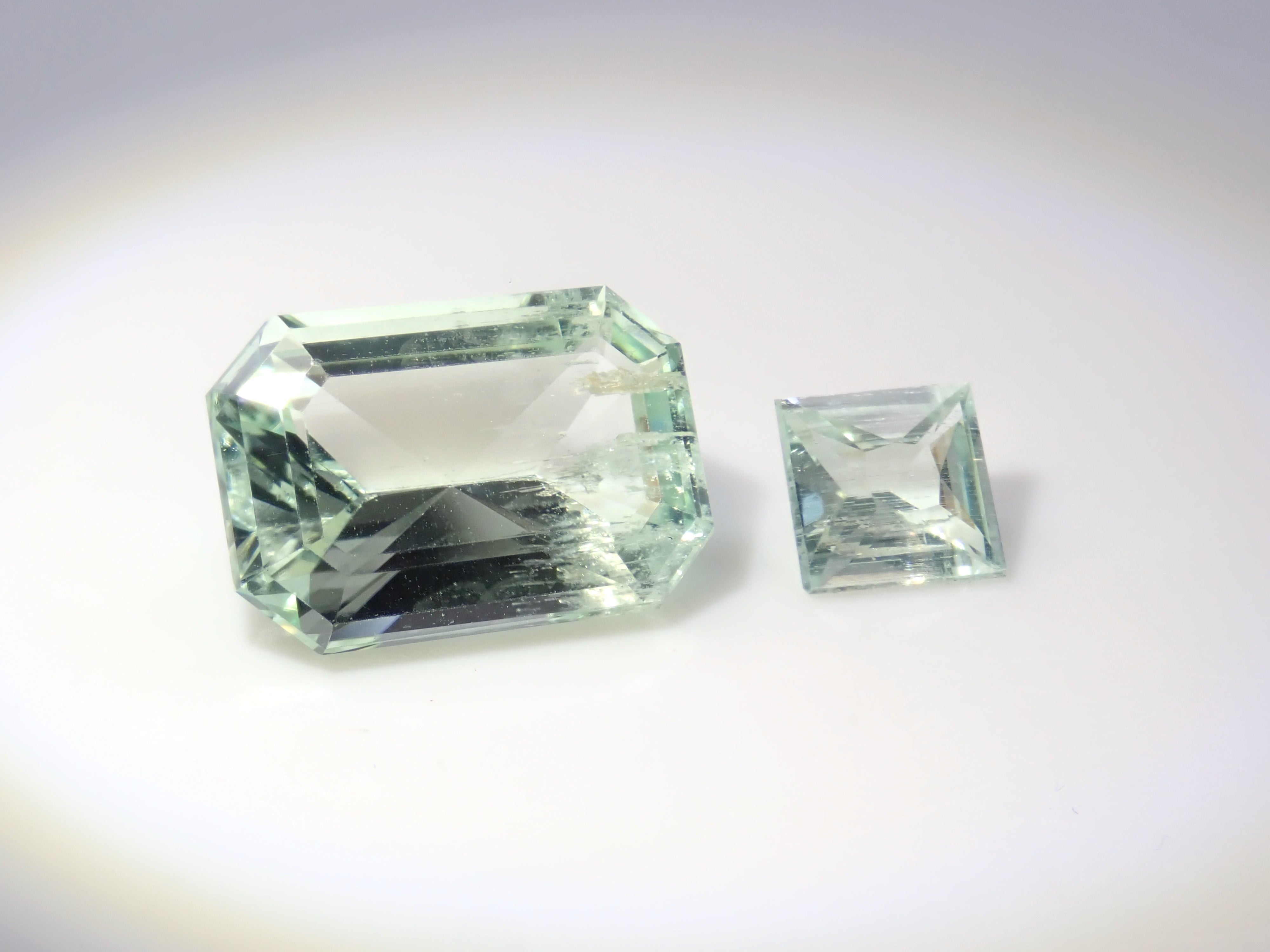 僅限 13 顆寶石 Gem gacha💎 美麗的彩色坦桑石 7 毫米,特殊切割的榍石,金綠寶石(大量內含物) 1 顆散石 可享受多次購買折扣